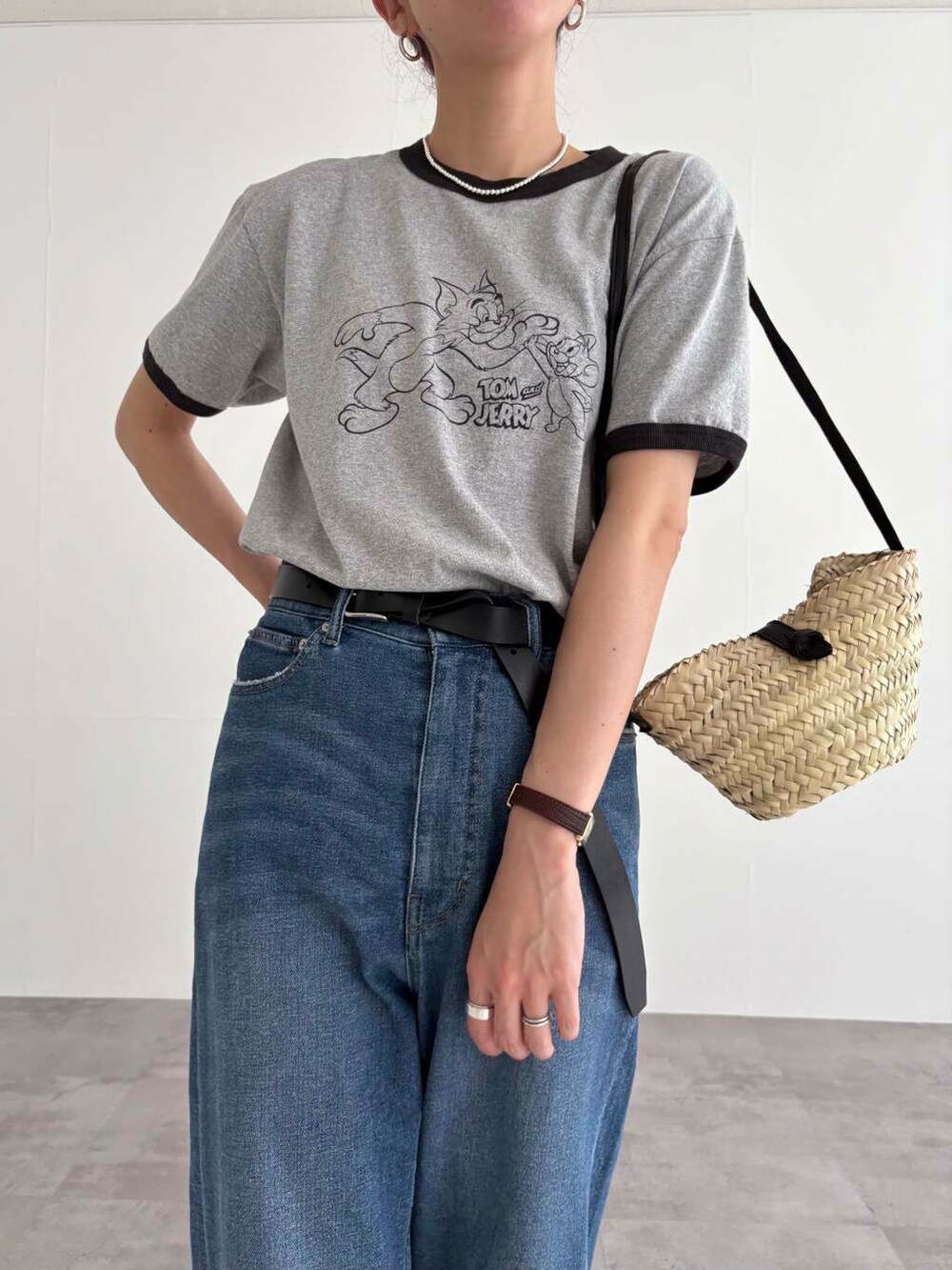グレー系のTシャツ/カットソー、ブルー系のデニムパンツ、ブラック系のサンダルを着用したレディースの春コーディネートの7枚目の写真