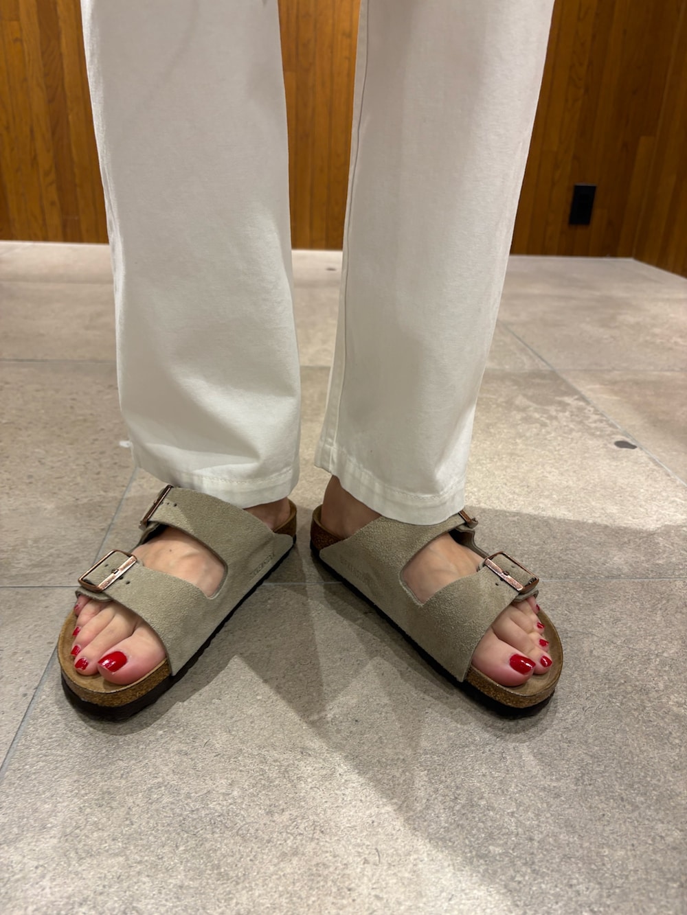 ブルー系のシャツ/ブラウス、ホワイト系のその他パンツ、ベージュ系のハンドバッグを着用したレディースの春コーディネートの8枚目の写真
