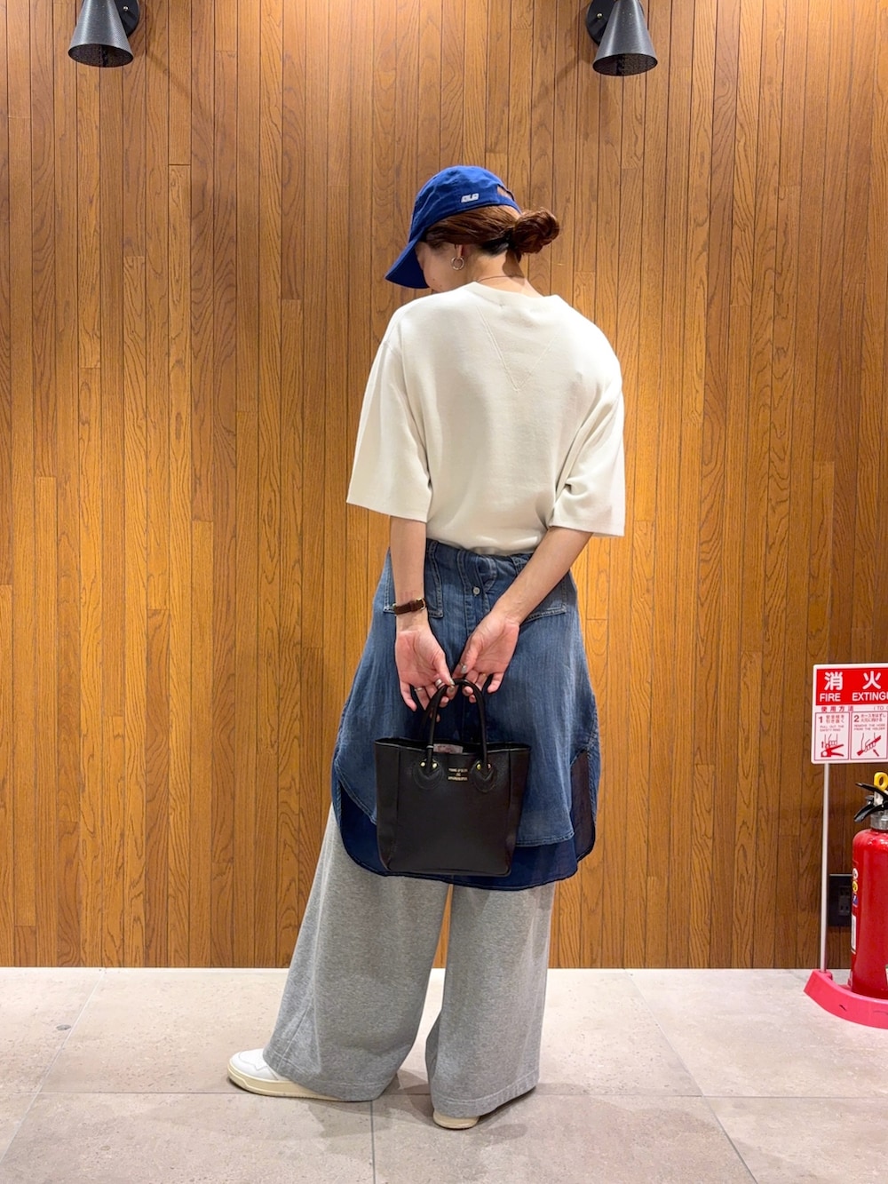 ブルー系のシャツ/ブラウス、グレー系のその他パンツ、ホワイト系のスニーカーを着用したレディースの秋コーディネートの4枚目の写真