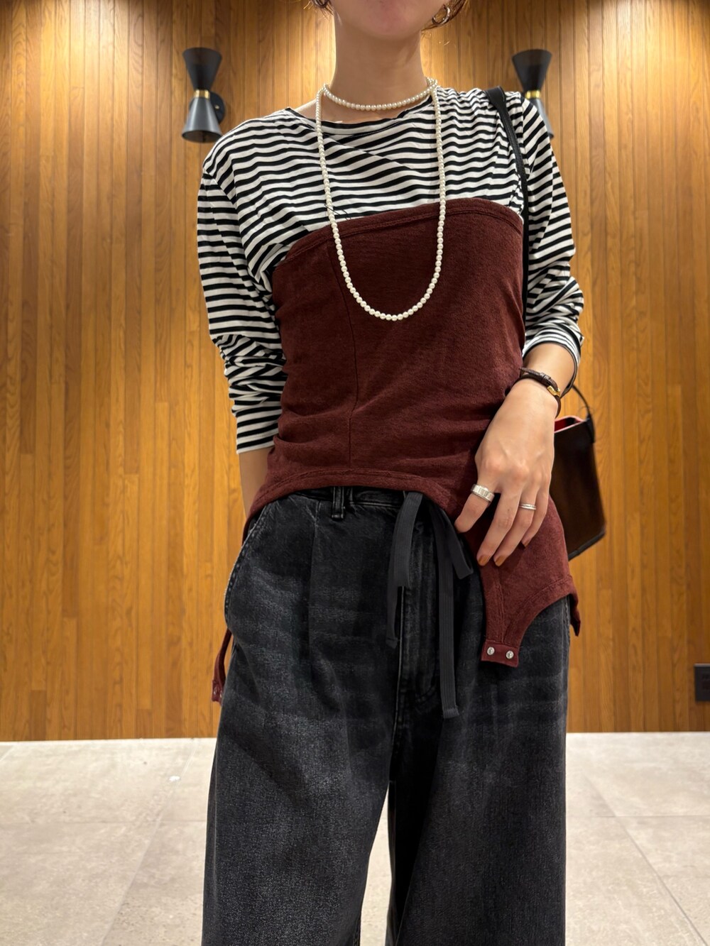 ブルー系のデニムパンツ、ブラック系のショルダーバッグ、その他のTシャツ/カットソーを着用したレディースの夏コーディネートの8枚目の写真