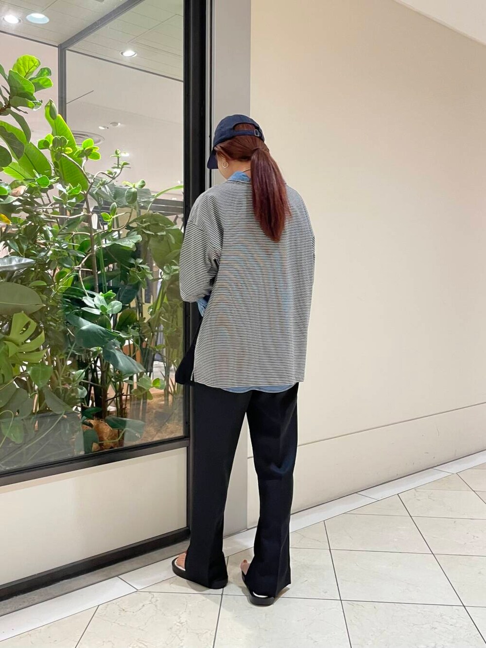 ブラック系のその他パンツ、ブルー系のTシャツ/カットソー、その他のTシャツ/カットソーを着用したレディースの夏コーディネートの5枚目の写真