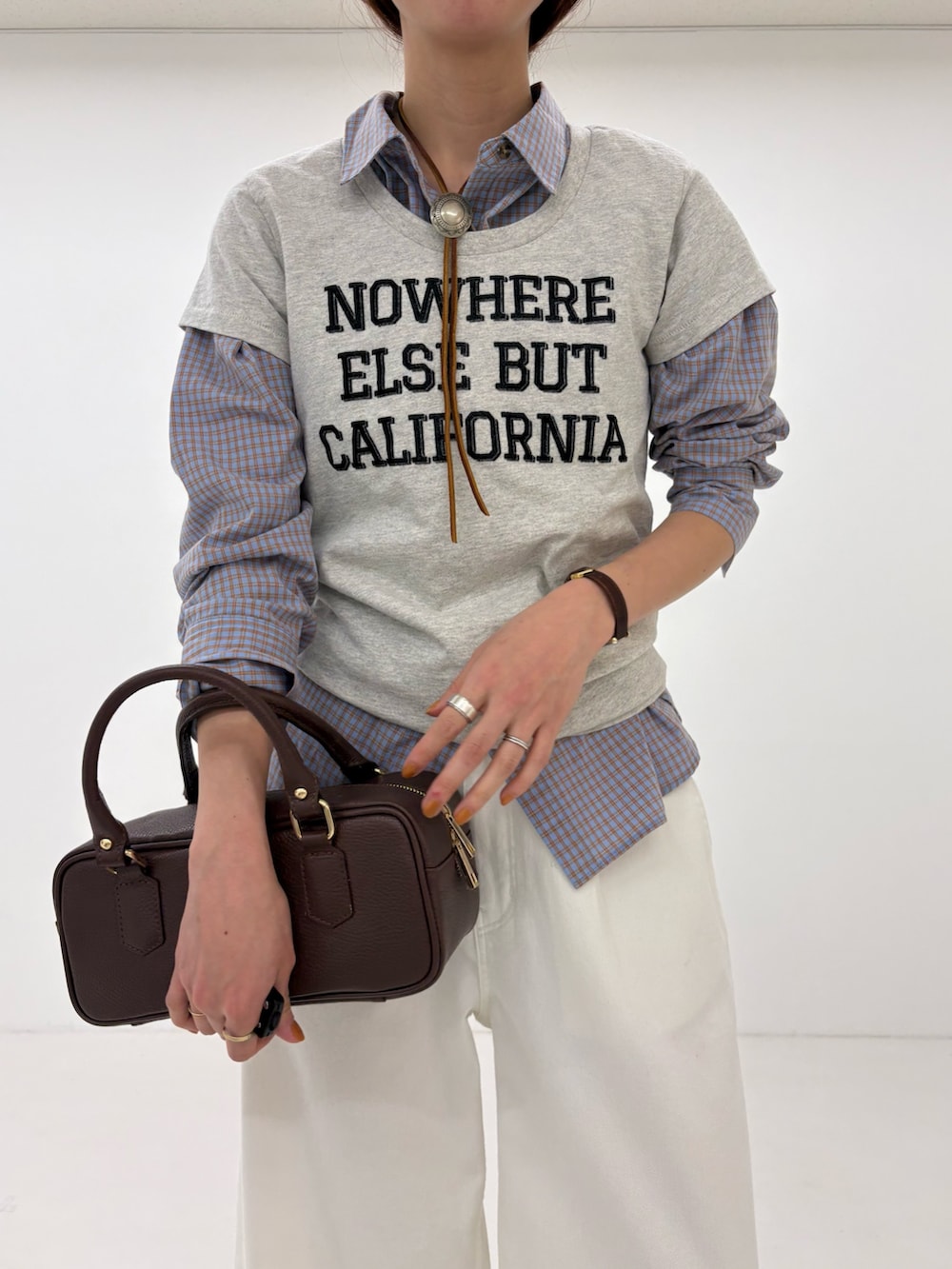 ベージュ系のその他アウター、ブルー系のシャツ/ブラウス、ホワイト系のデニムパンツを着用したレディースの春コーディネートの8枚目の写真