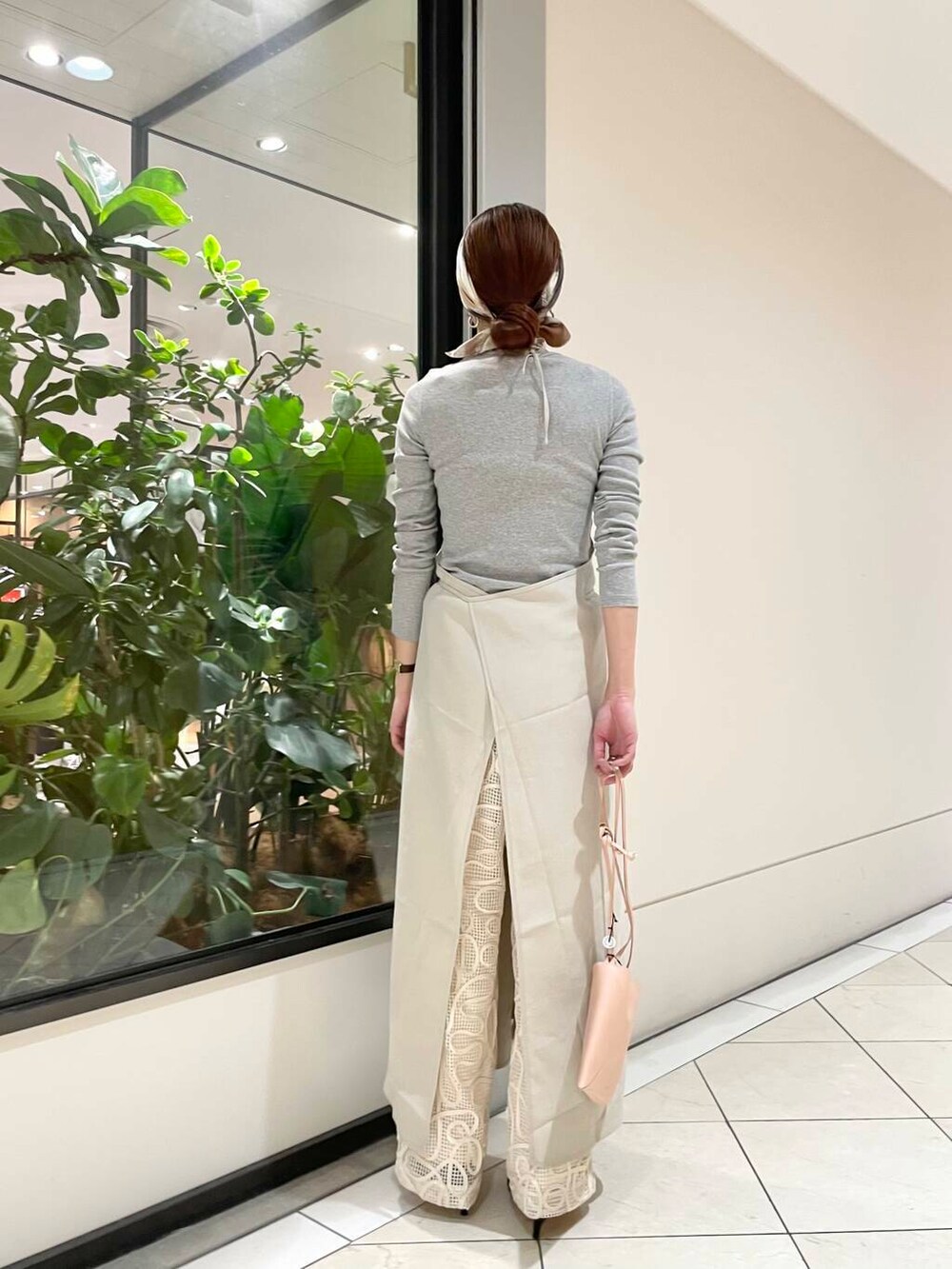 ホワイト系のその他パンツ、ブラウン系のワンピース、グレー系のTシャツ/カットソーを着用したレディースの冬コーディネートの5枚目の写真