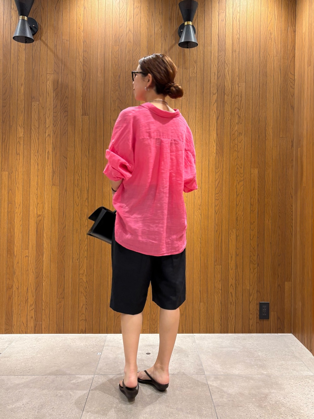 ピンク系のシャツ/ブラウス、ブラック系のその他パンツ、ブラウン系のサンダルを着用したレディースの夏コーディネートの2枚目の写真
