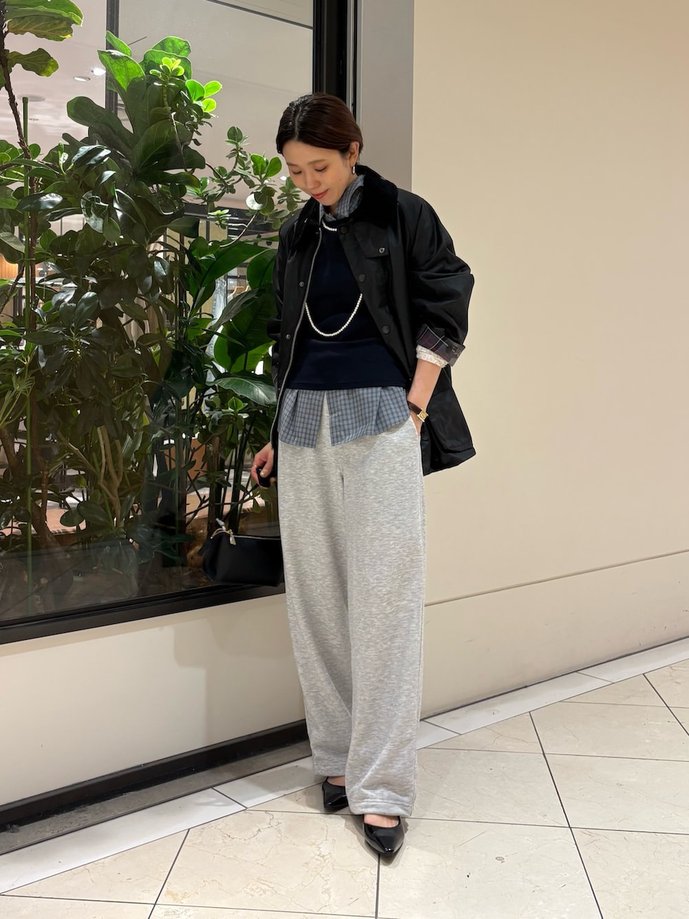 ブルー系のタンクトップ、ブルー系のシャツ/ブラウス、グレー系のスウェットパンツを着用したレディースの春コーディネートの8枚目の写真