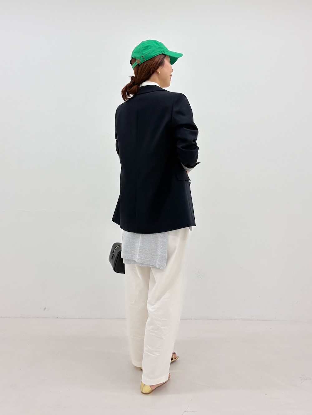 ブルー系のその他アウター、ベージュ系のシャツ/ブラウス、グレー系のTシャツ/カットソーを着用したレディースの春コーディネートの3枚目の写真