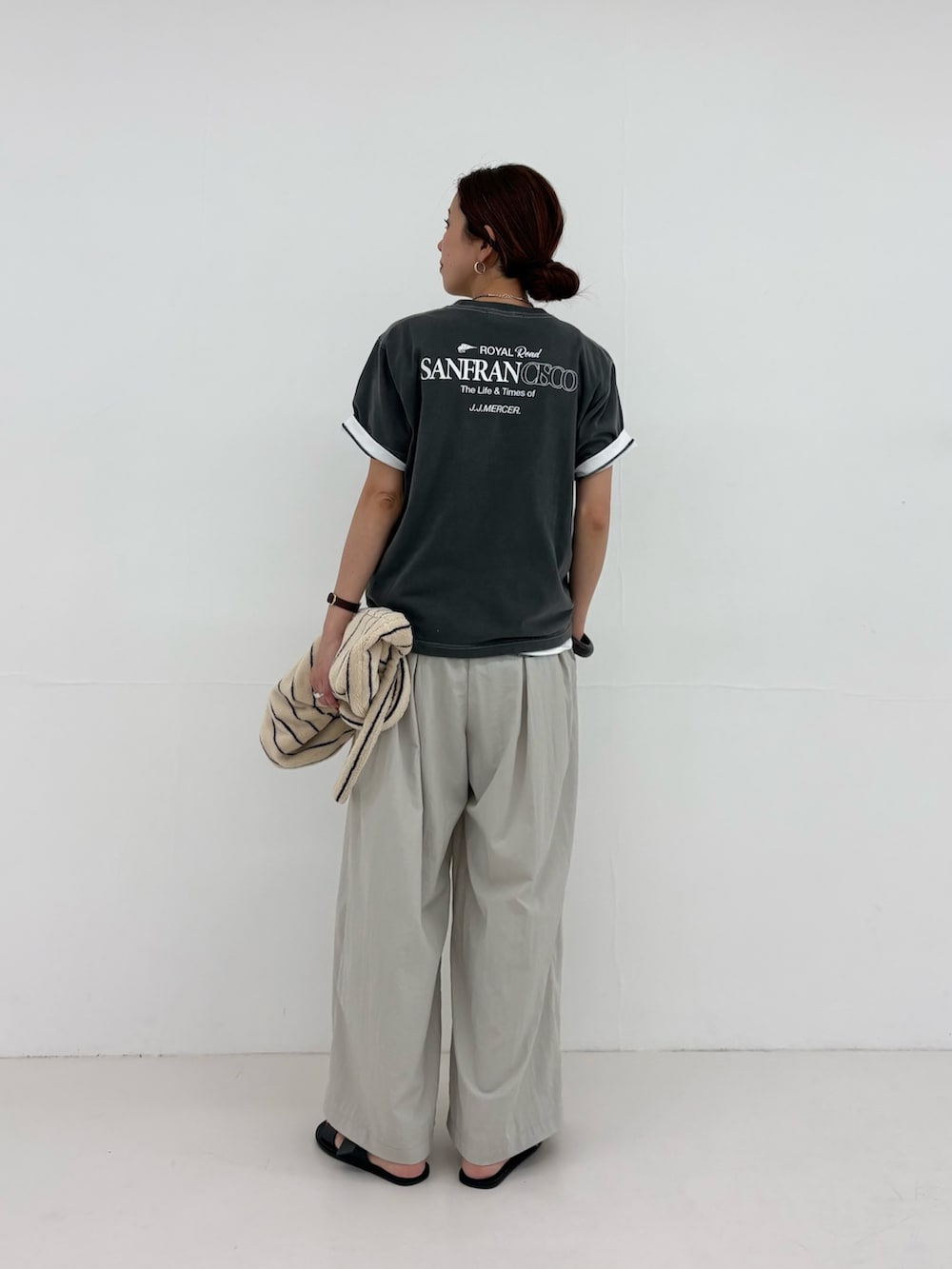 グレー系のその他パンツ、ホワイト系のTシャツ/カットソー、グレー系のTシャツ/カットソーを着用したレディースの春コーディネートの3枚目の写真