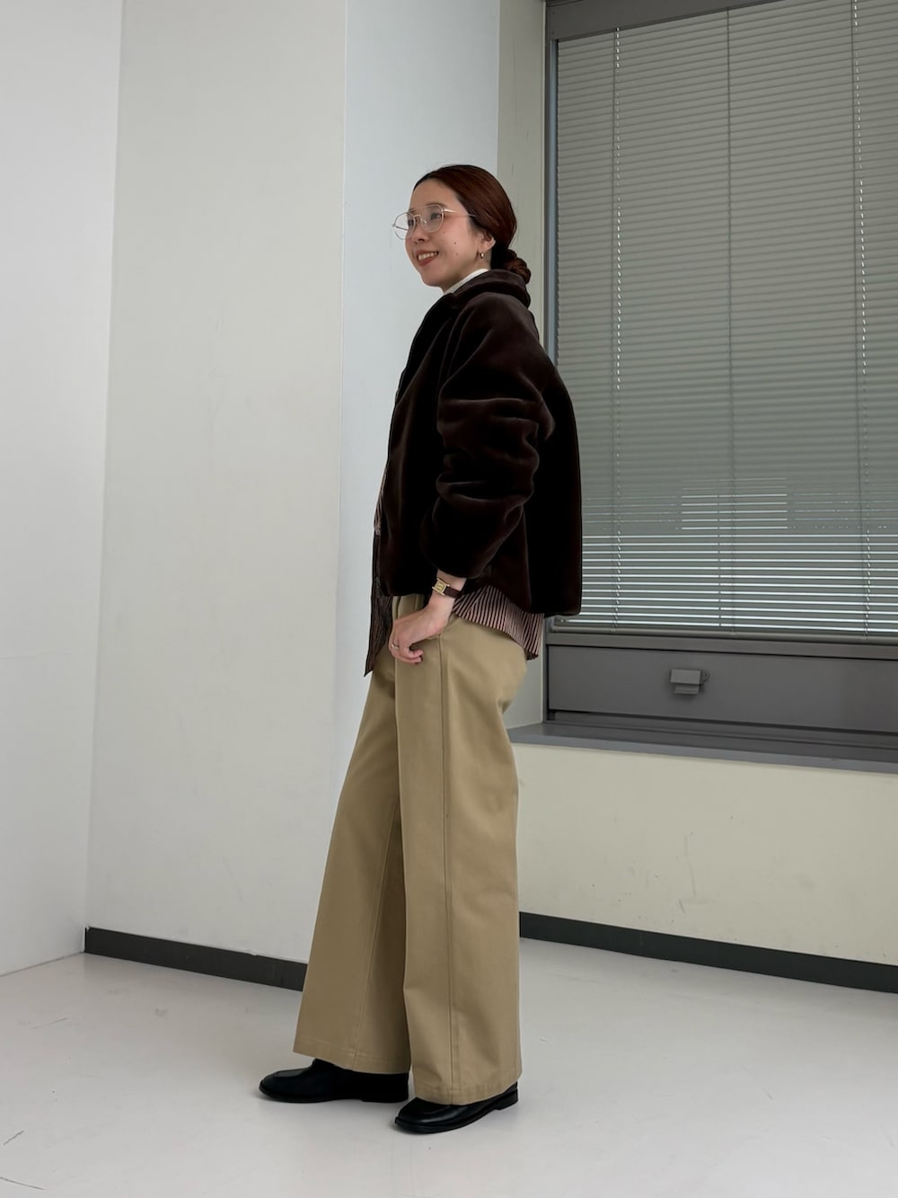 ブラウン系のその他アウター、レッド系のシャツ/ブラウス、ベージュ系のその他パンツを着用したレディースの秋コーディネートの2枚目の写真