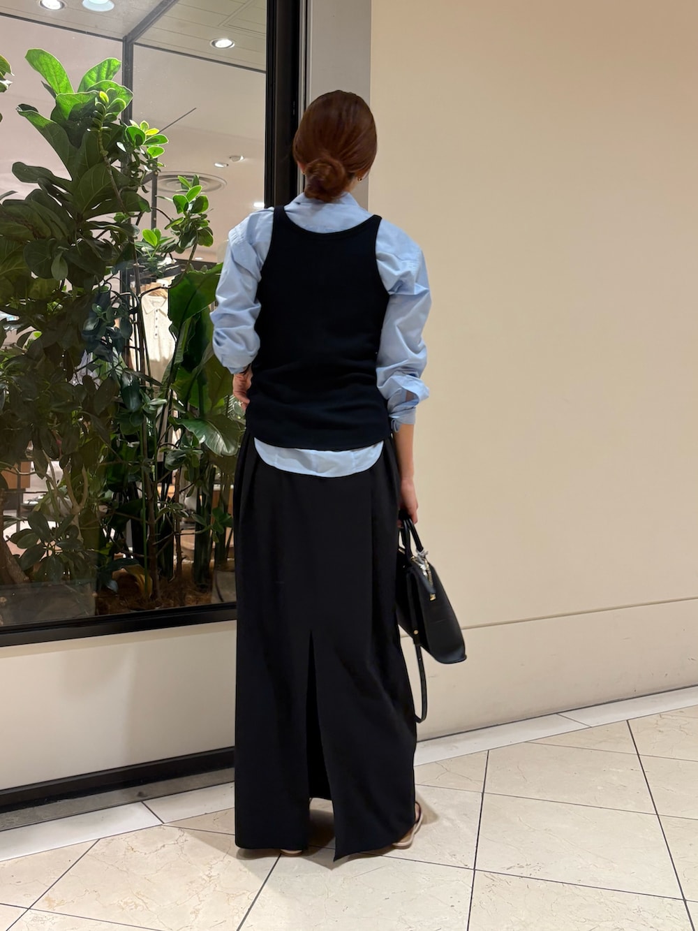 ブラック系のワンピース、ブルー系のシャツ/ブラウス、ブルー系のニット/セーターを着用したレディースの夏コーディネートの4枚目の写真