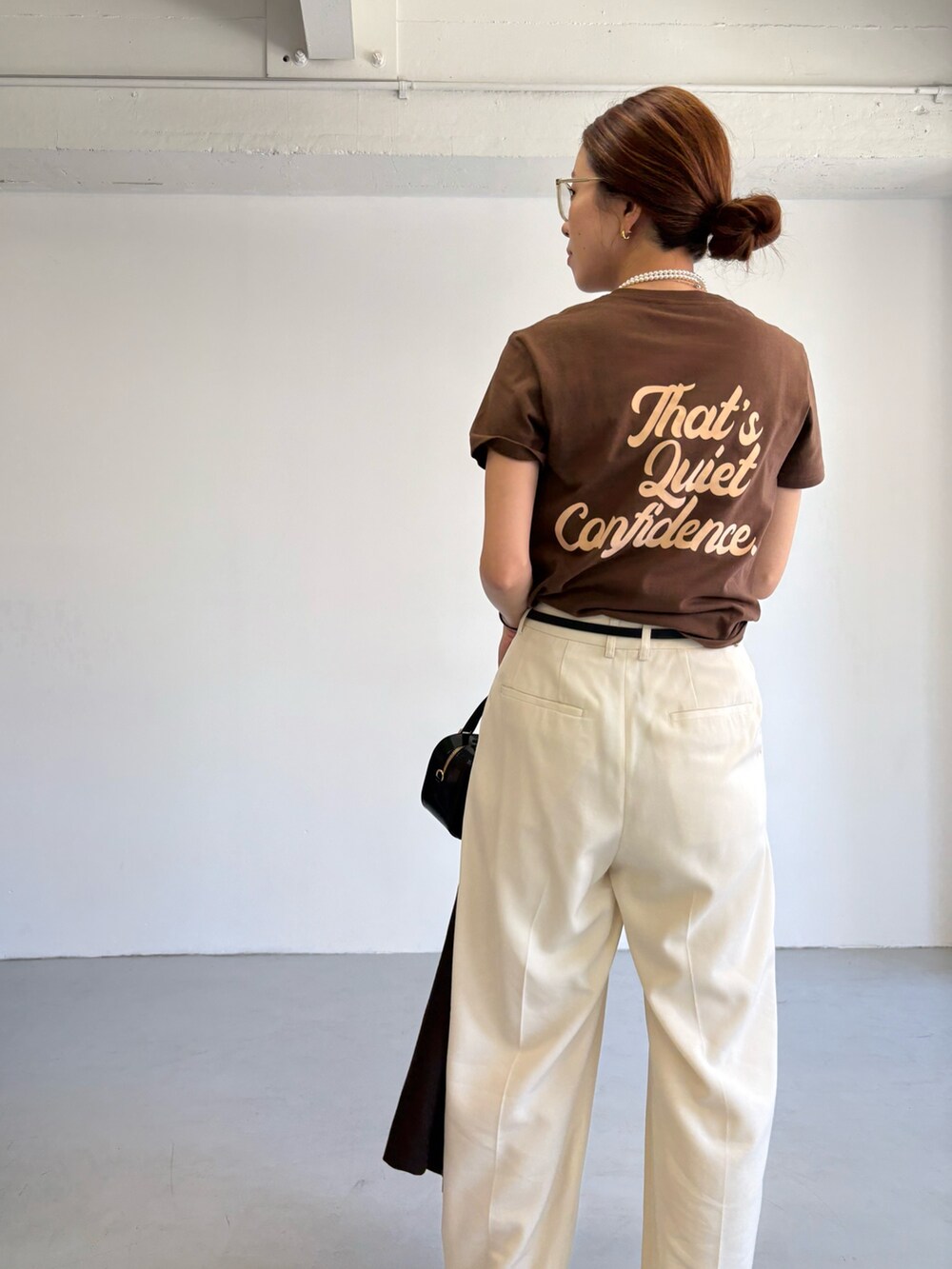 ブラウン系のその他アウター、ブラウン系のTシャツ/カットソー、ブラック系のショルダーバッグを着用したレディースの秋コーディネートの9枚目の写真