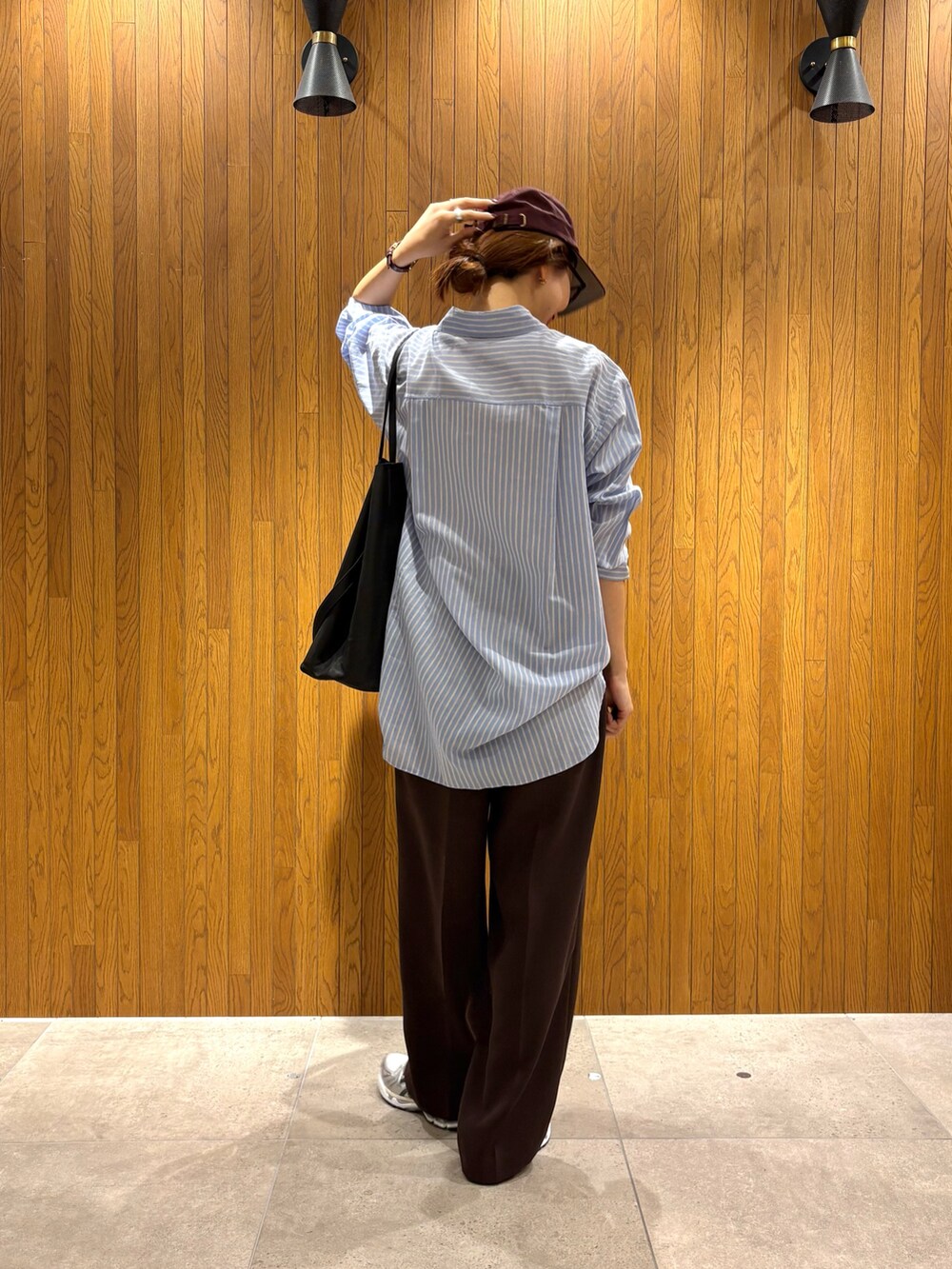 ブラウン系のその他パンツ、ホワイト系のスニーカー、その他のシャツ/ブラウスを着用したレディースの秋コーディネートの3枚目の写真