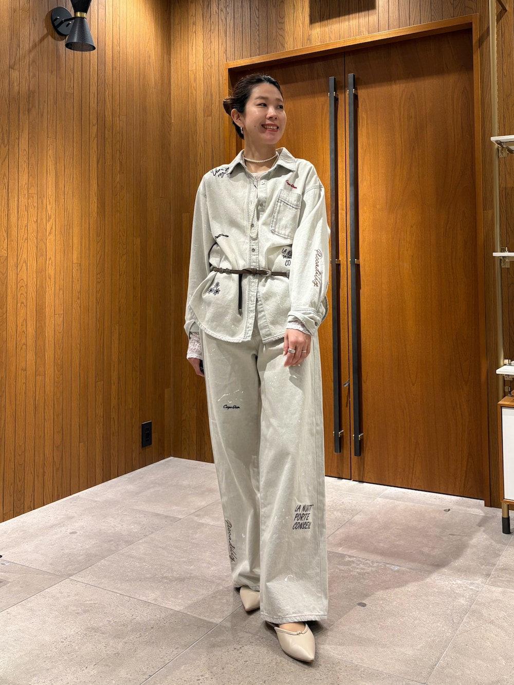 グレー系のシャツ/ブラウス、グレー系のデニムパンツ、ブラック系のハンドバッグを着用したレディースの冬コーディネートの5枚目の写真