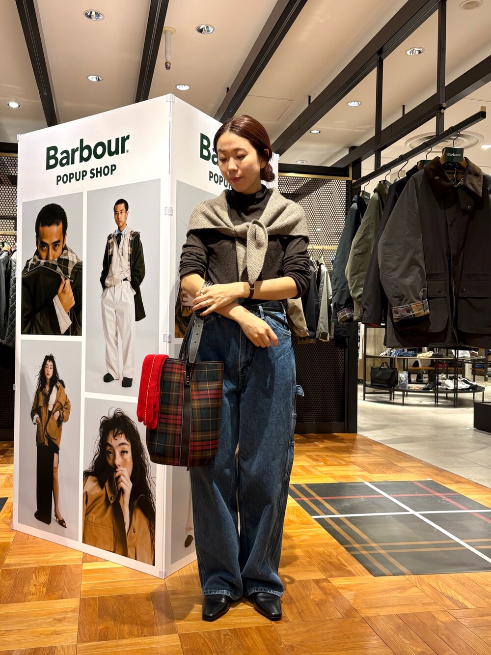 ブルー系のデニムパンツ、その他のショルダーバッグ、ブラック系のローファーを着用したレディースの秋コーディネートの2枚目の写真