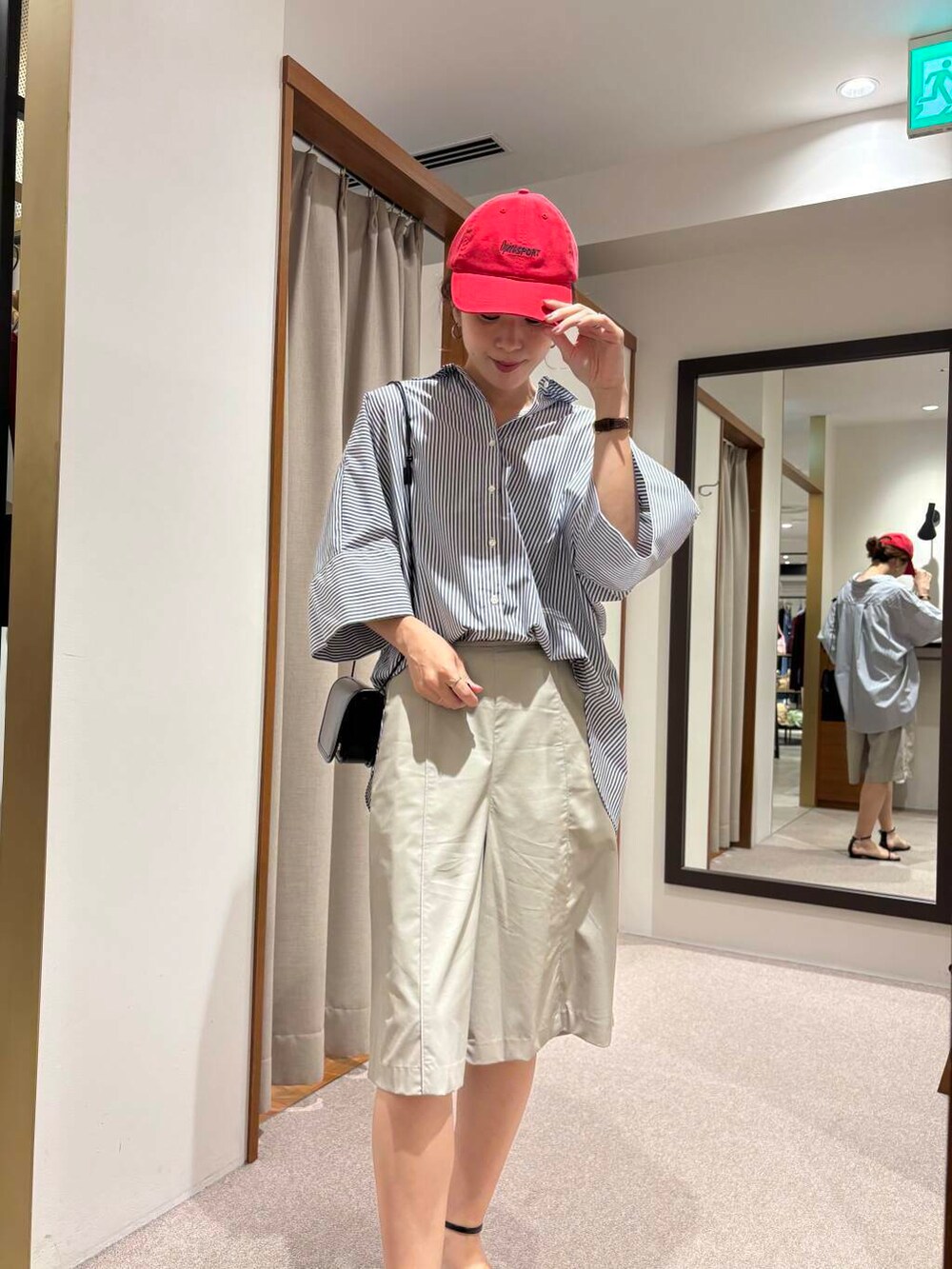 グレー系のその他パンツ、ブラック系のショルダーバッグ、ブラウン系のサンダルを着用したレディースの夏コーディネートの5枚目の写真