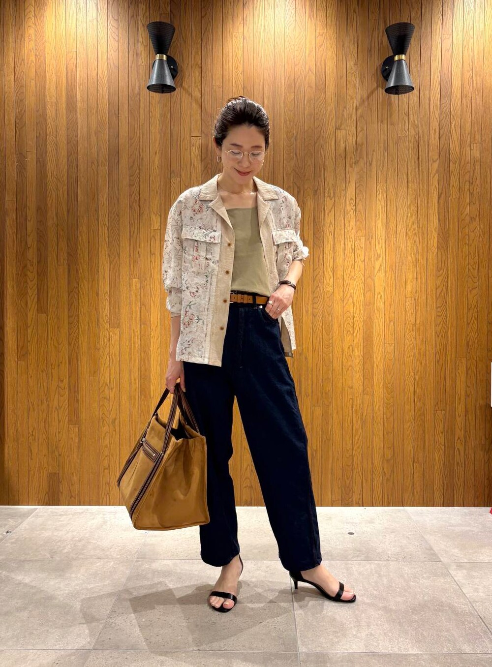 グリーン系のタンクトップ、ゴールド系のネックレスを着用したレディースの春コーディネートの3枚目の写真