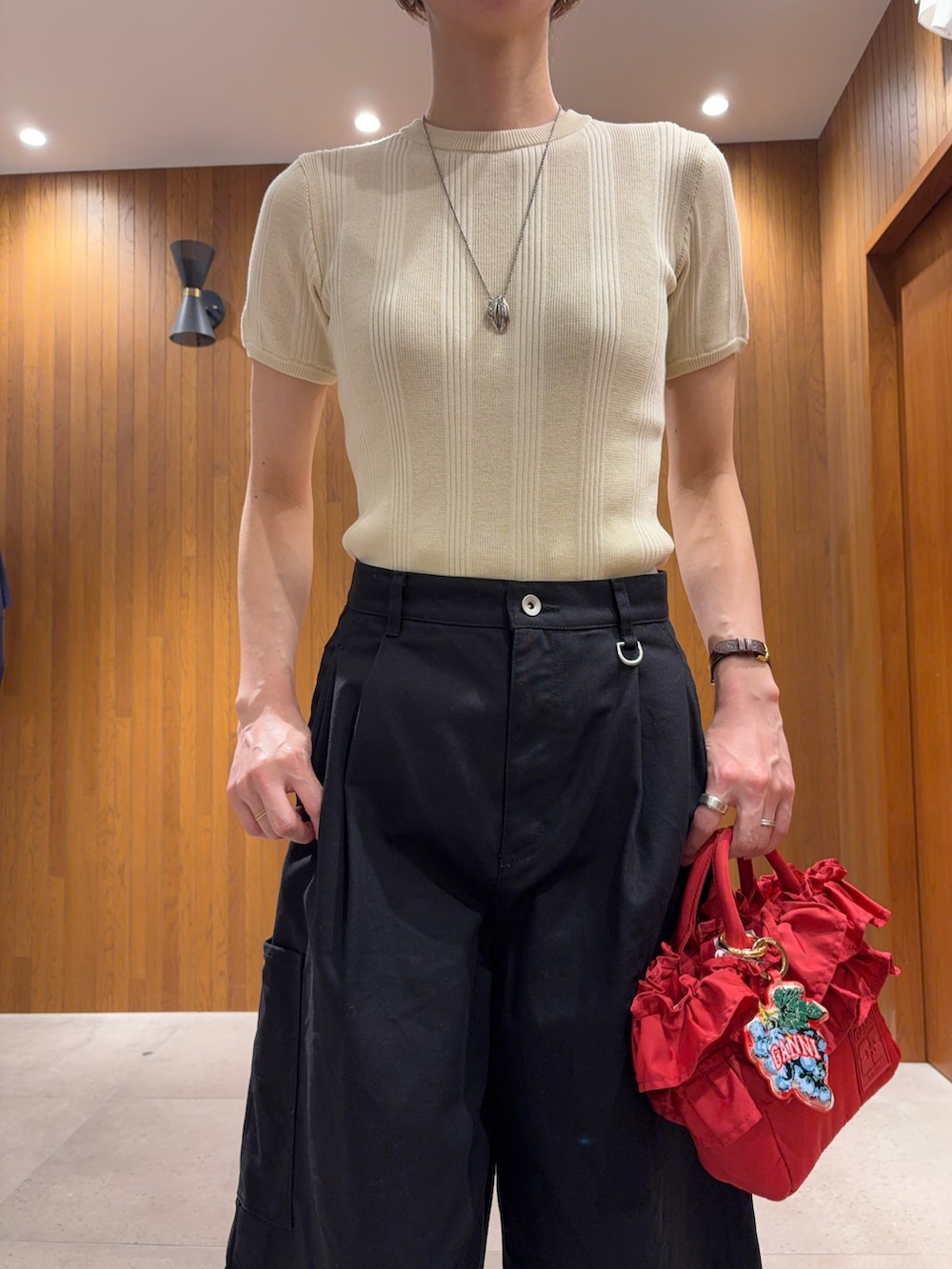 ホワイト系のニット/セーター、ブラック系のその他パンツ、ブラック系のサンダルを着用したレディースの夏コーディネートの5枚目の写真