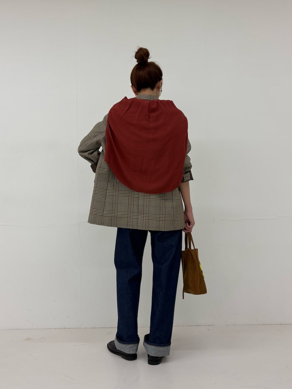 ブラウン系のその他アウター、ブルー系のデニムパンツ、ホワイト系のTシャツ/カットソーを着用したレディースの秋コーディネートの3枚目の写真