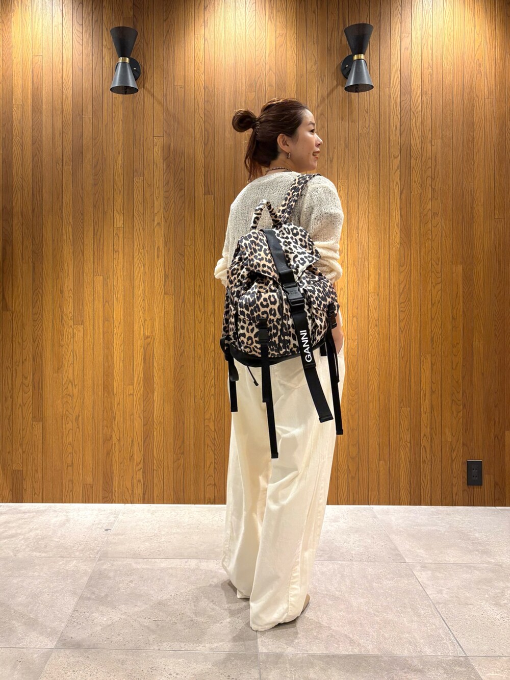 ホワイト系のカーディガン/ボレロ、ブラウン系のTシャツ/カットソー、ホワイト系のその他パンツを着用したレディースの秋コーディネートの4枚目の写真