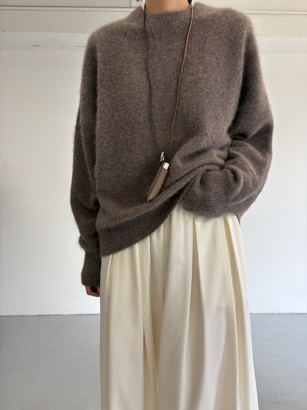 グリーン系のその他アウター、ホワイト系のその他パンツ、パープル系のブーツを着用したレディースの冬コーディネートの4枚目の写真