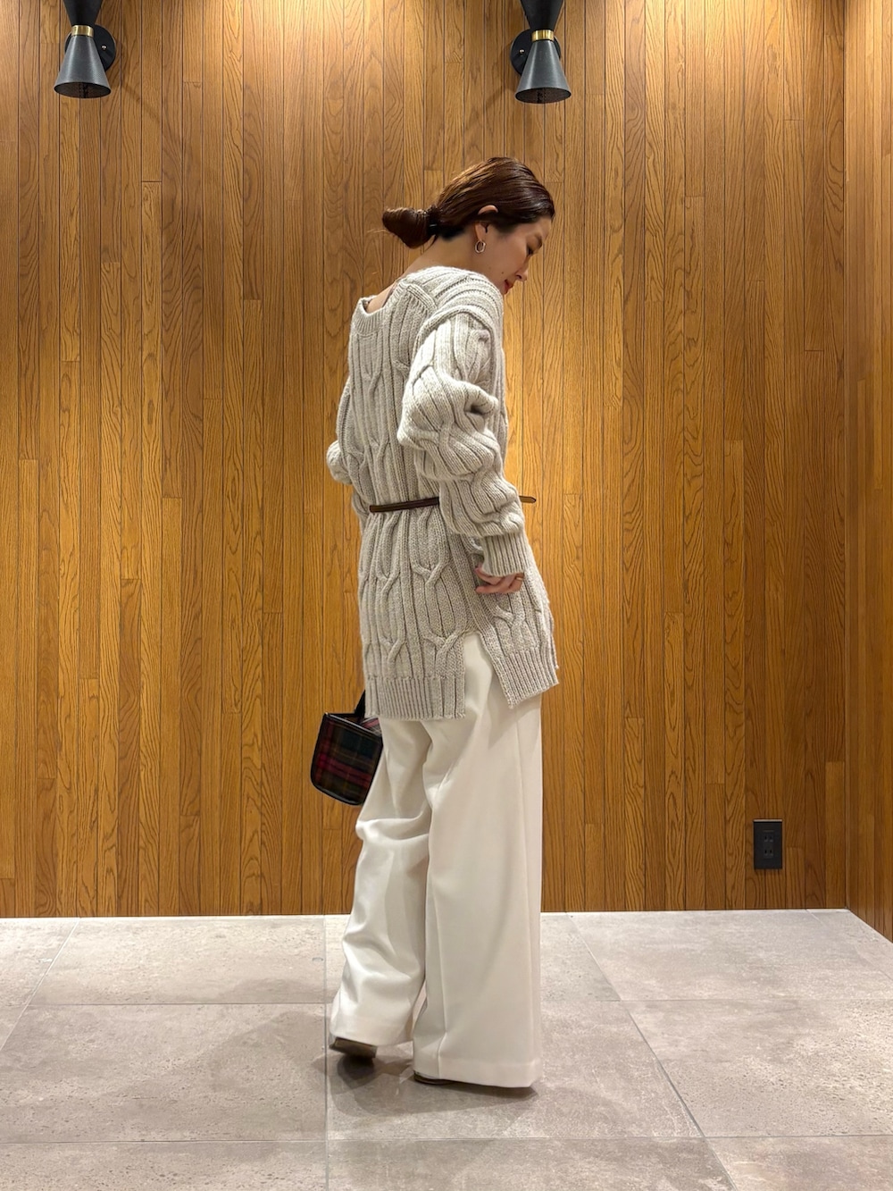 ベージュ系のブルゾン、グレー系のニット/セーター、ホワイト系のその他パンツを着用したレディースの冬コーディネートの6枚目の写真