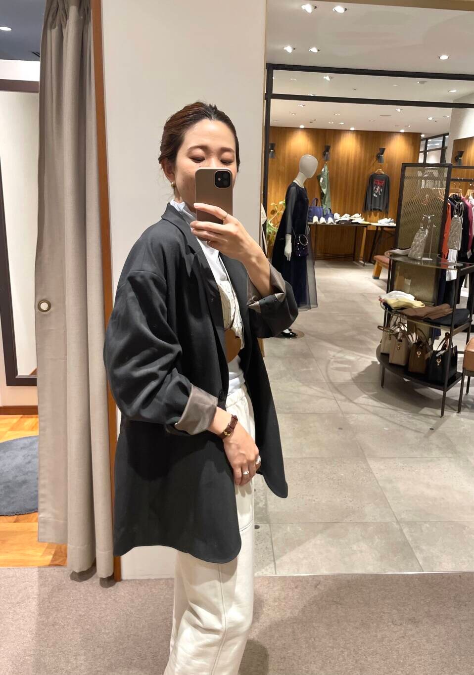 グレー系のその他アウター、ホワイト系のその他パンツ、ブルー系のTシャツ/カットソーを着用したレディースの秋コーディネートの3枚目の写真