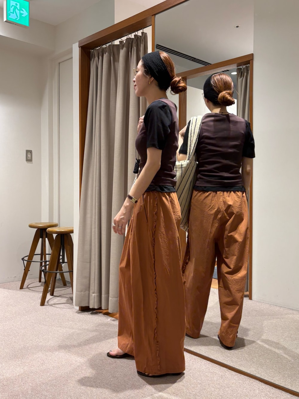 ブラック系のTシャツ/カットソー、ブラウン系のその他パンツ、ホワイト系のトートバッグを着用したレディースの夏コーディネートの2枚目の写真