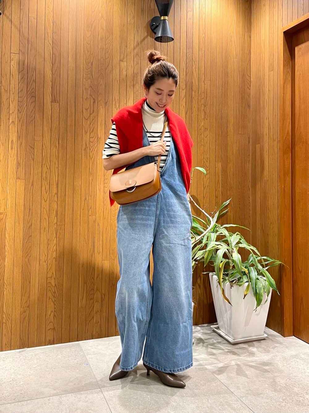 ホワイト系のニット/セーター、イエロー系のその他アウター、ブルー系のワンピースを着用したレディースの秋コーディネートの5枚目の写真