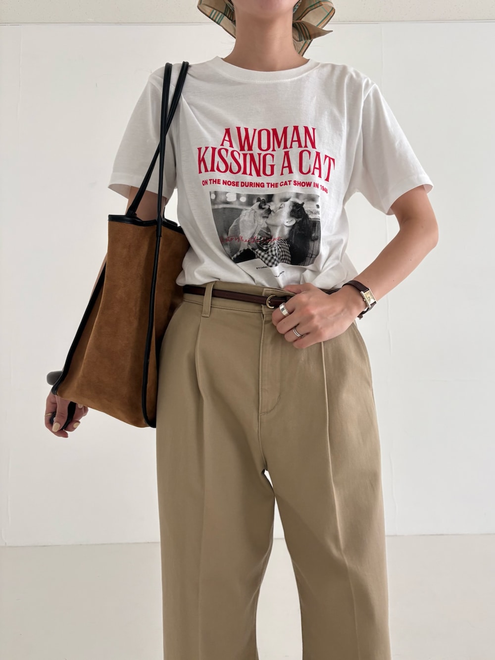 ホワイト系のTシャツ/カットソー、ベージュ系のその他パンツ、ブラウン系のトートバッグを着用したレディースの夏コーディネートの6枚目の写真