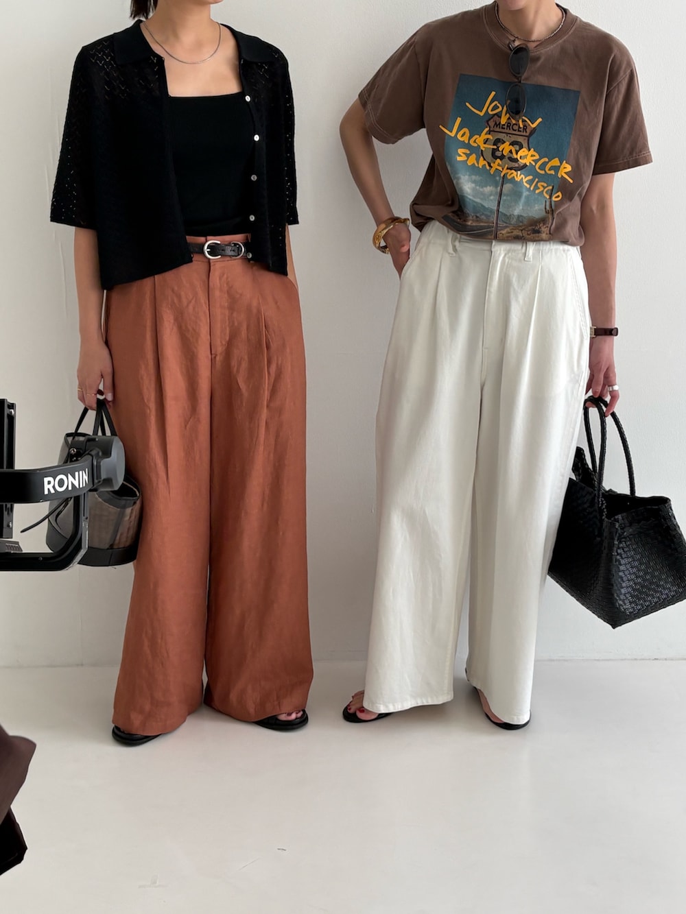 ホワイト系のデニムパンツ、ブラウン系のTシャツ/カットソー、ブラック系のサンダルを着用したレディースの春コーディネートの5枚目の写真
