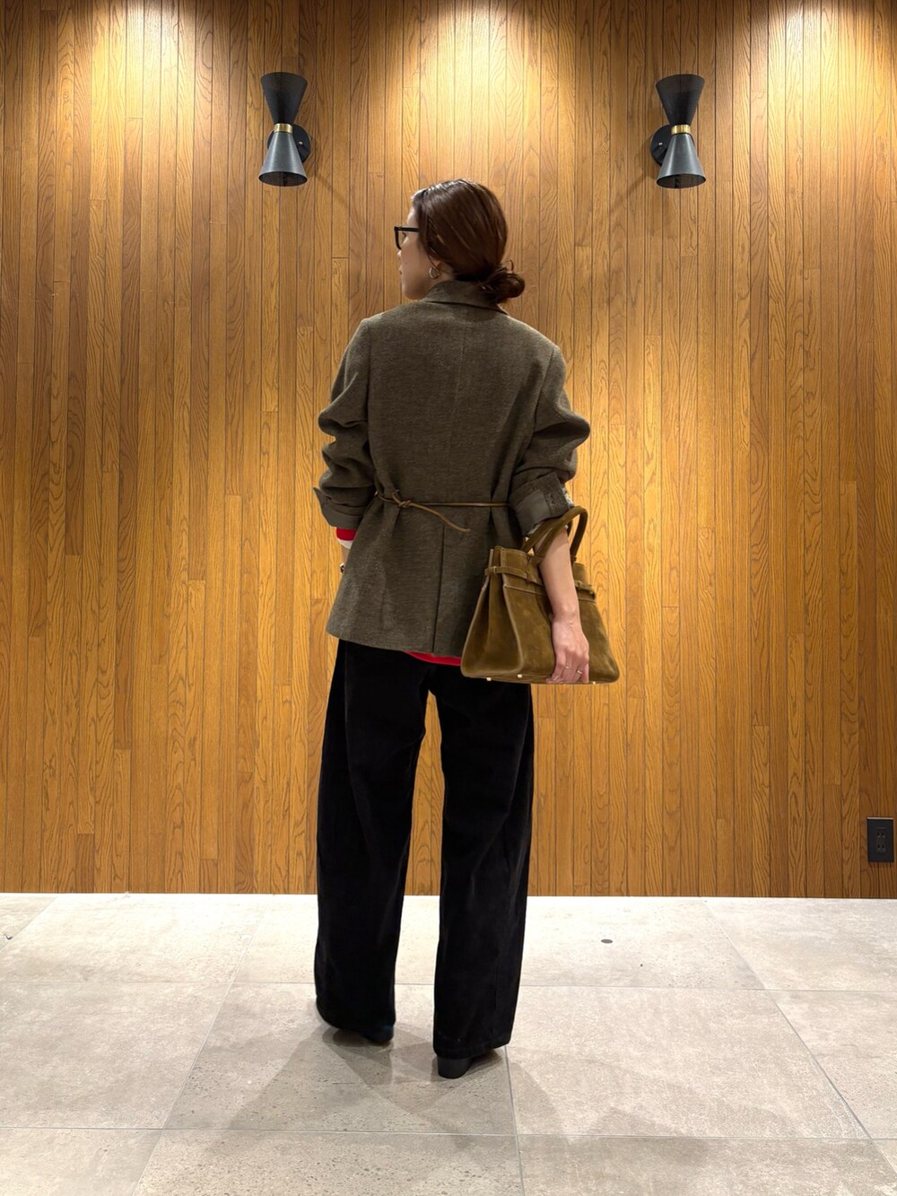 グレー系のその他アウター、グレー系のその他パンツ、ベージュ系のブーツを着用したレディースの秋コーディネートの3枚目の写真