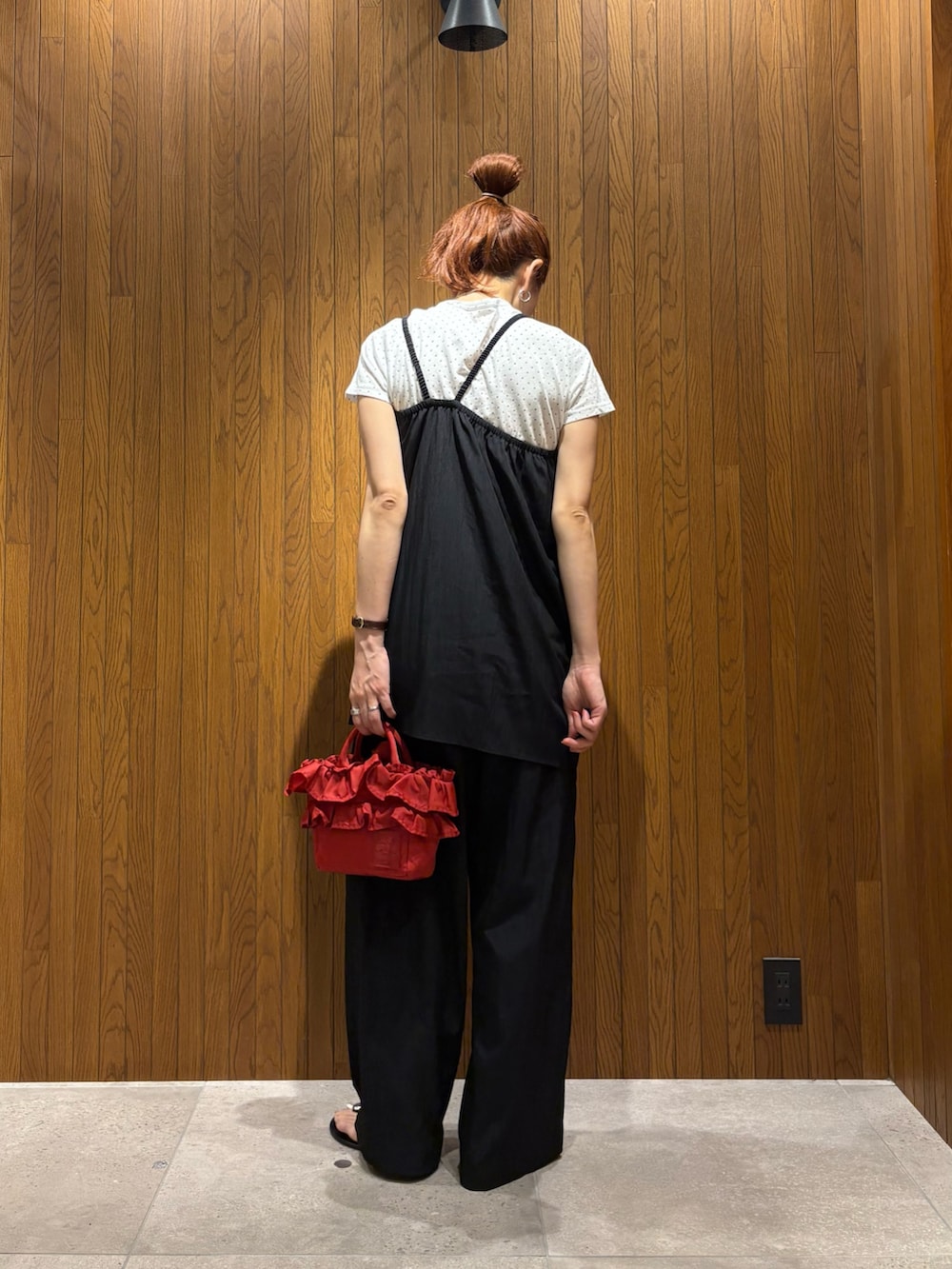 ブラック系のキャミソール、ブラック系のその他パンツ、ホワイト系のTシャツ/カットソーを着用したレディースの夏コーディネートの3枚目の写真