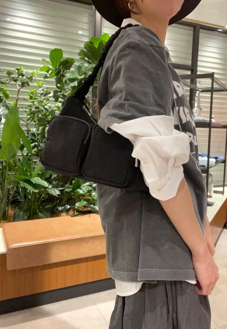 ブラック系のショルダーバッグ、ホワイト系のシャツ/ブラウス、グレー系のスカートを着用したレディースの冬コーディネートの6枚目の写真