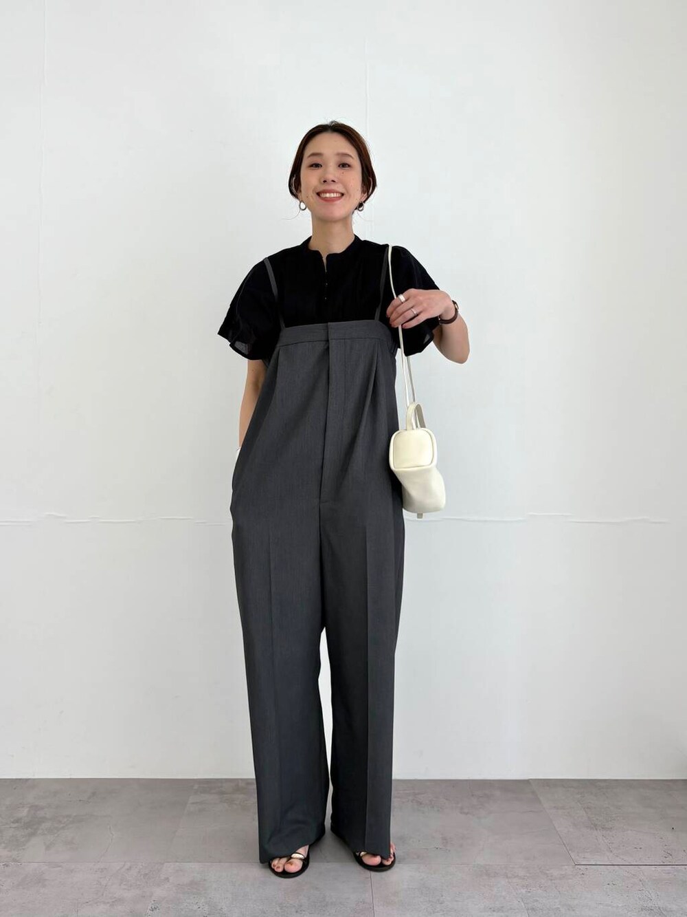 グレー系のサロペット/オーバーオール、ホワイト系のショルダーバッグ、ブラック系のサンダルを着用したレディースの夏コーディネートの5枚目の写真