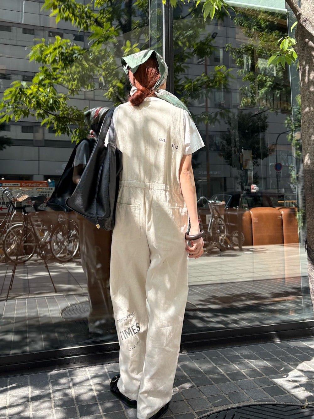 ベージュ系のその他パンツ、その他のTシャツ/カットソー、ブラック系のトートバッグを着用したレディースの春コーディネートの7枚目の写真