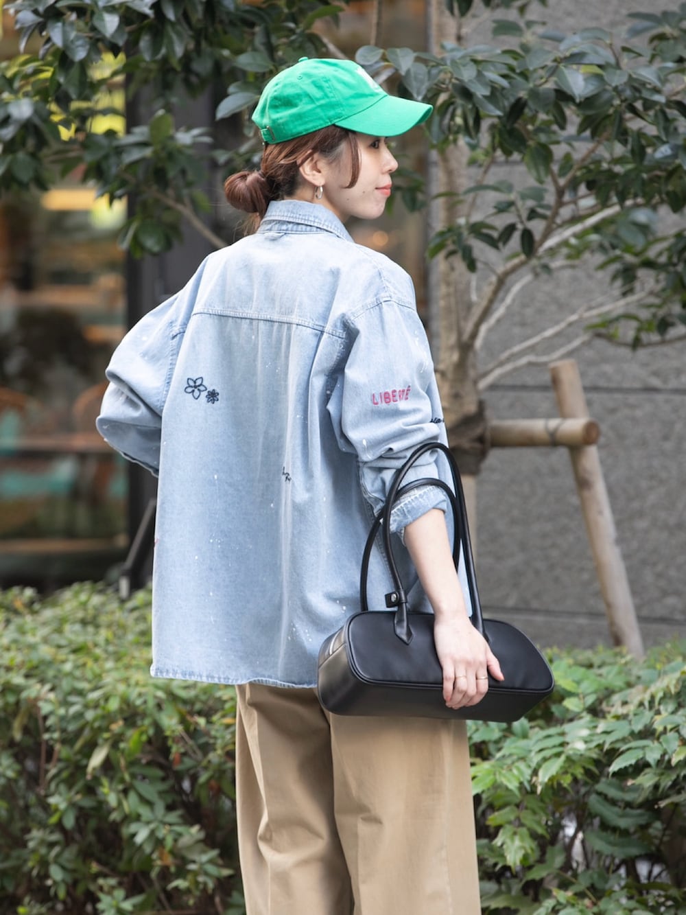 シルバー系のパンプス、ブルー系のシャツ/ブラウス、ベージュ系のその他パンツを着用したレディースの冬コーディネートの7枚目の写真