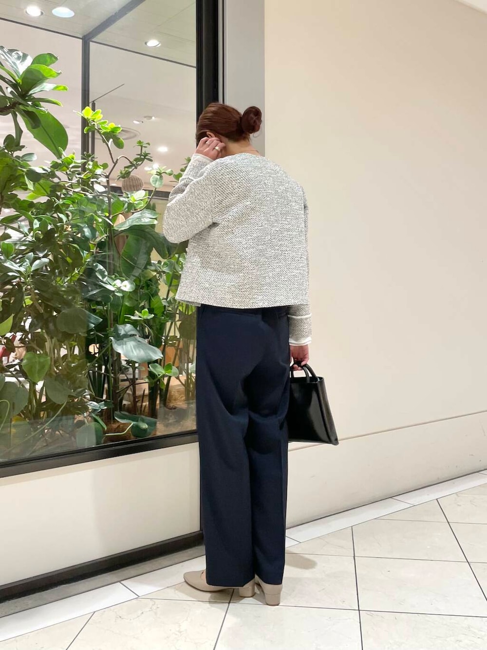 ベージュ系のパンプス、ブラック系のトートバッグ、ホワイト系のシャツ/ブラウスを着用したレディースの冬コーディネートの4枚目の写真