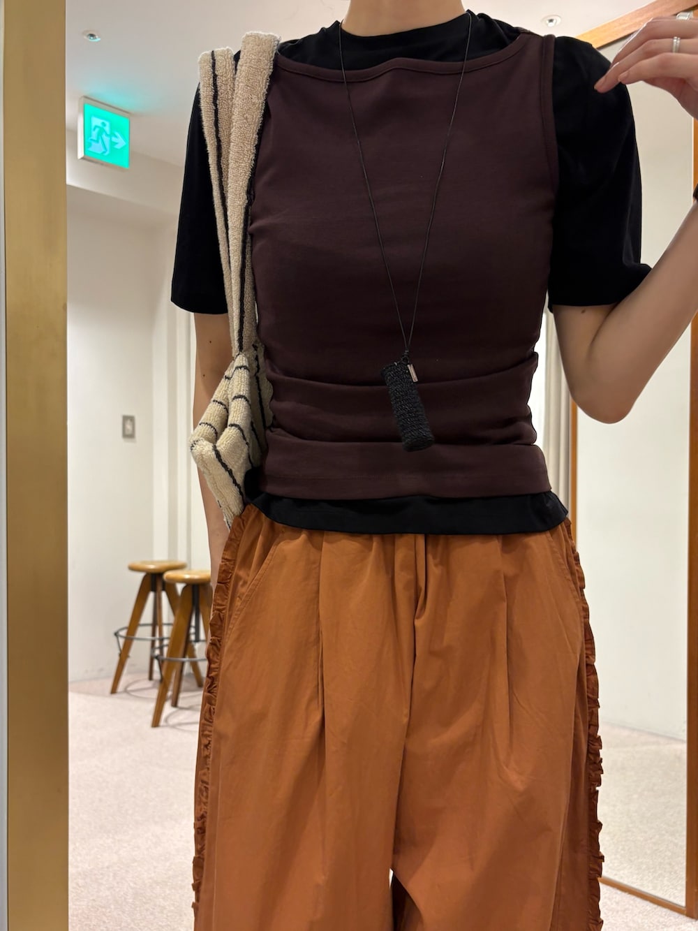 ブラック系のTシャツ/カットソー、ブラウン系のその他パンツ、ホワイト系のトートバッグを着用したレディースの夏コーディネートの7枚目の写真