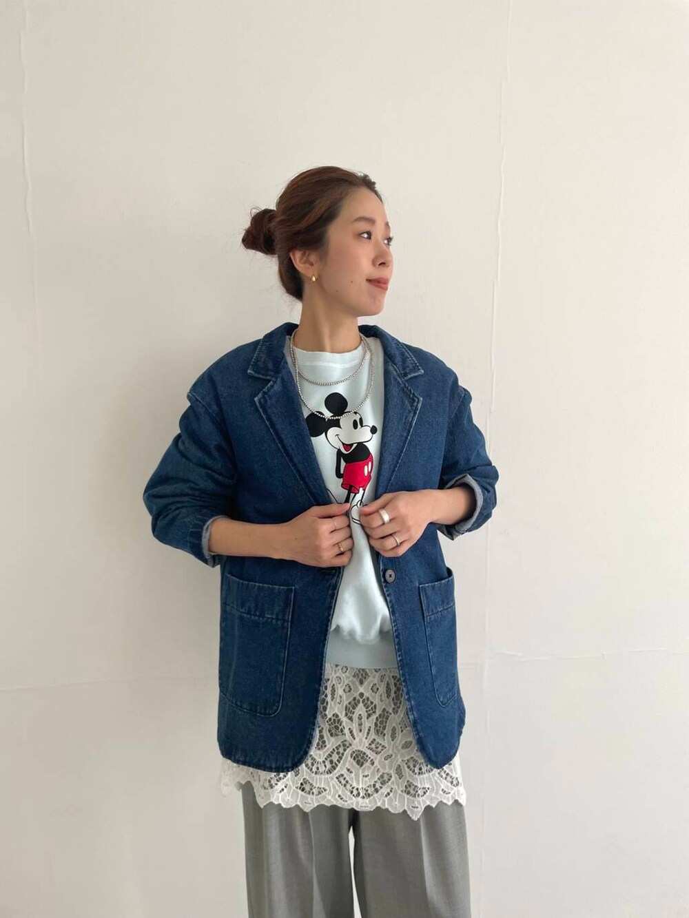 グレー系のその他パンツ、ブルー系のスウェット、ブルー系のデニムジャケットを着用したレディースの冬コーディネートの8枚目の写真