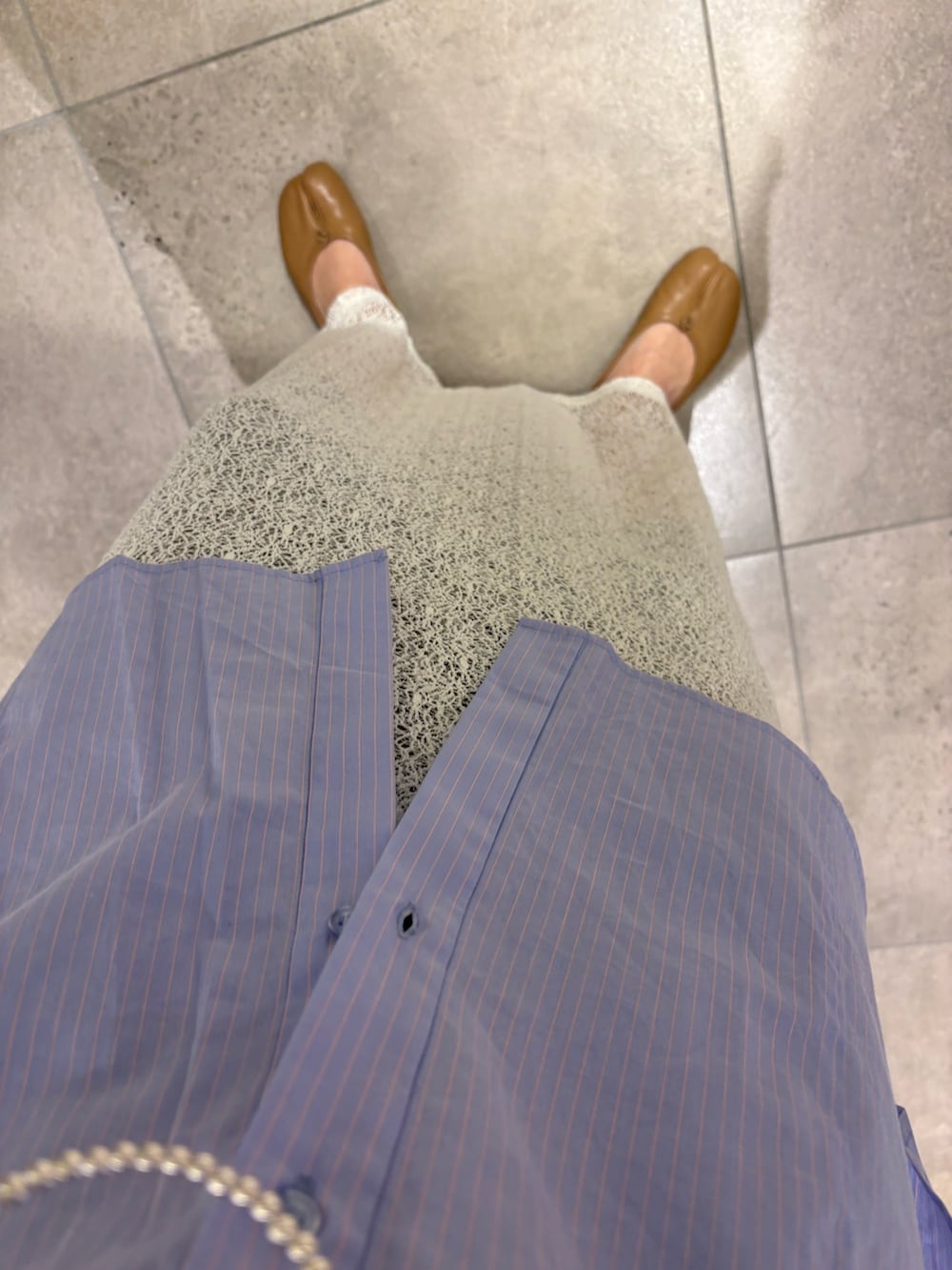 その他のシャツ/ブラウス、ホワイト系のスカート、ブルー系のデニムジャケットを着用したレディースの冬コーディネートの9枚目の写真