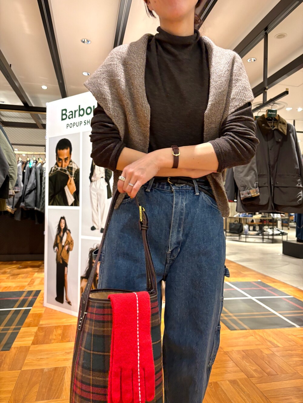 ブルー系のデニムパンツ、その他のショルダーバッグ、ブラック系のローファーを着用したレディースの秋コーディネートの5枚目の写真