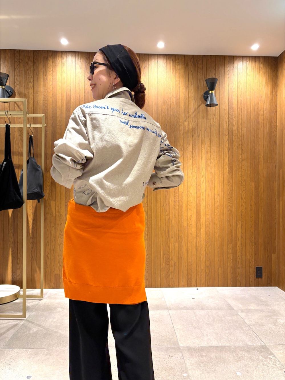 ブラウン系のカバーオール、ベージュ系のTシャツ/カットソー、ブラック系のその他パンツを着用したレディースの秋コーディネートの8枚目の写真