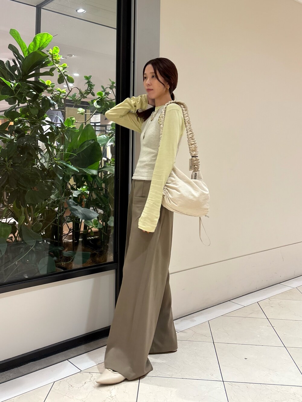 ブラウン系のその他パンツ、グレー系のスカート、ホワイト系のショルダーバッグを着用したレディースの秋コーディネートの2枚目の写真