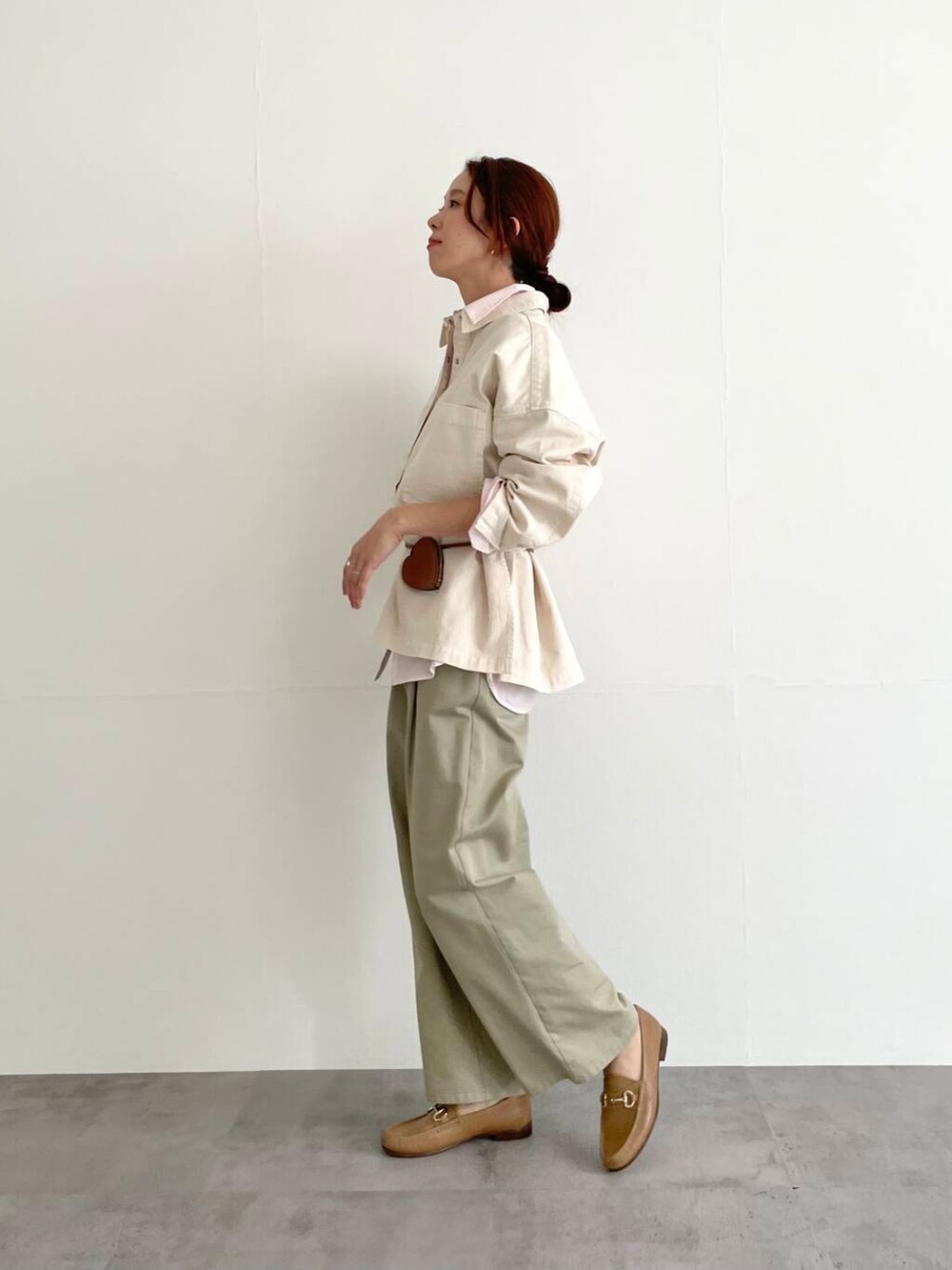 ベージュ系のその他パンツ、ピンク系のシャツ/ブラウス、ホワイト系のシャツ/ブラウスを着用したレディースの冬コーディネートの4枚目の写真