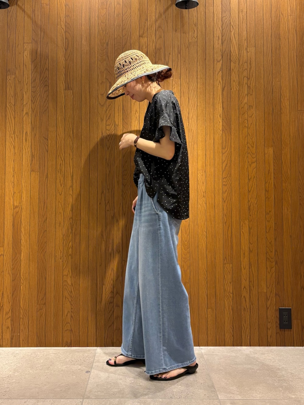 ブラック系のシャツ/ブラウス、ブルー系のデニムパンツ、ブラック系のサンダルを着用したレディースの春コーディネートの5枚目の写真