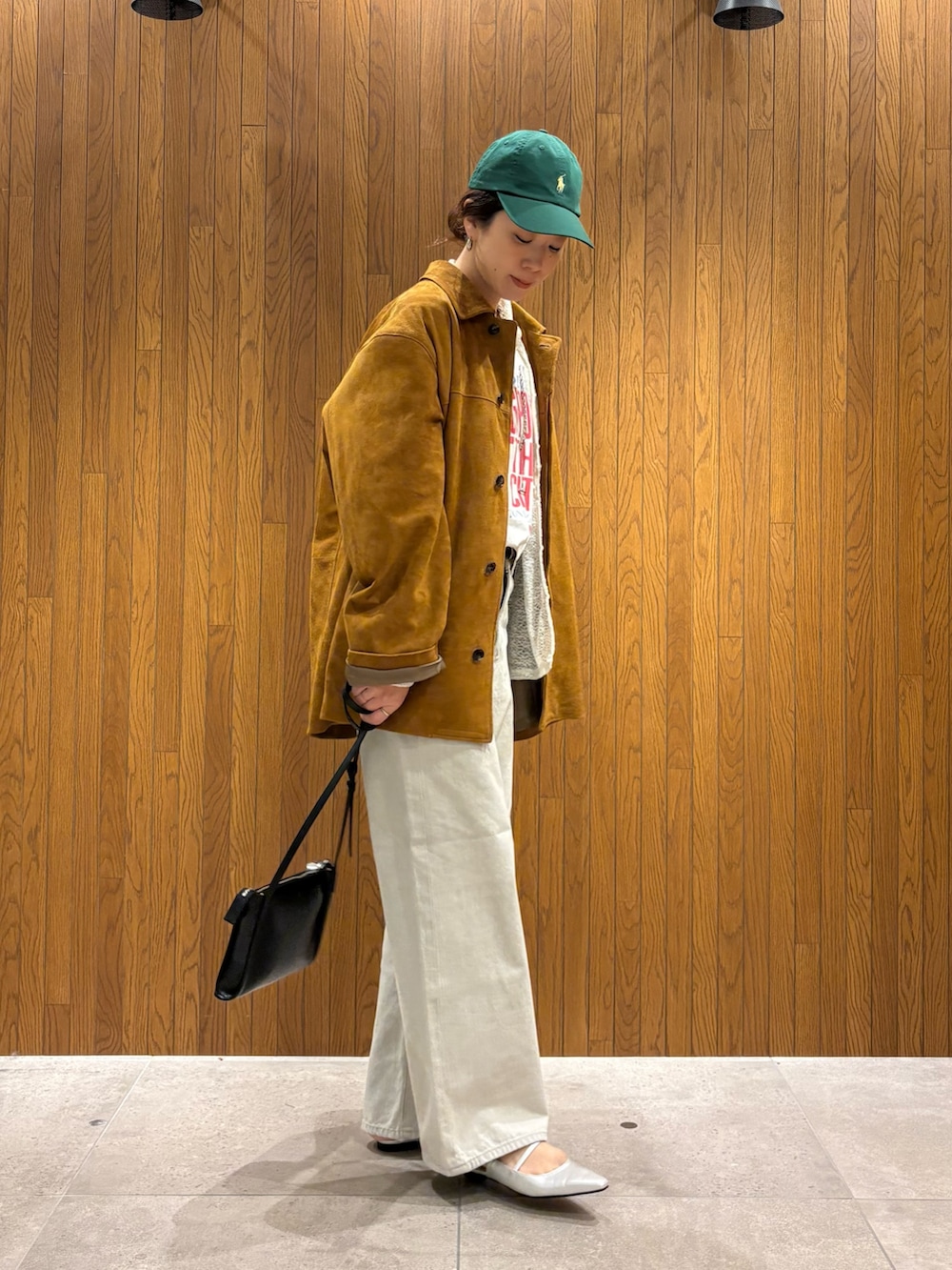 ブラウン系のその他アウター、グレー系のデニムパンツ、ホワイト系のシャツ/ブラウスを着用したレディースの冬コーディネートの5枚目の写真