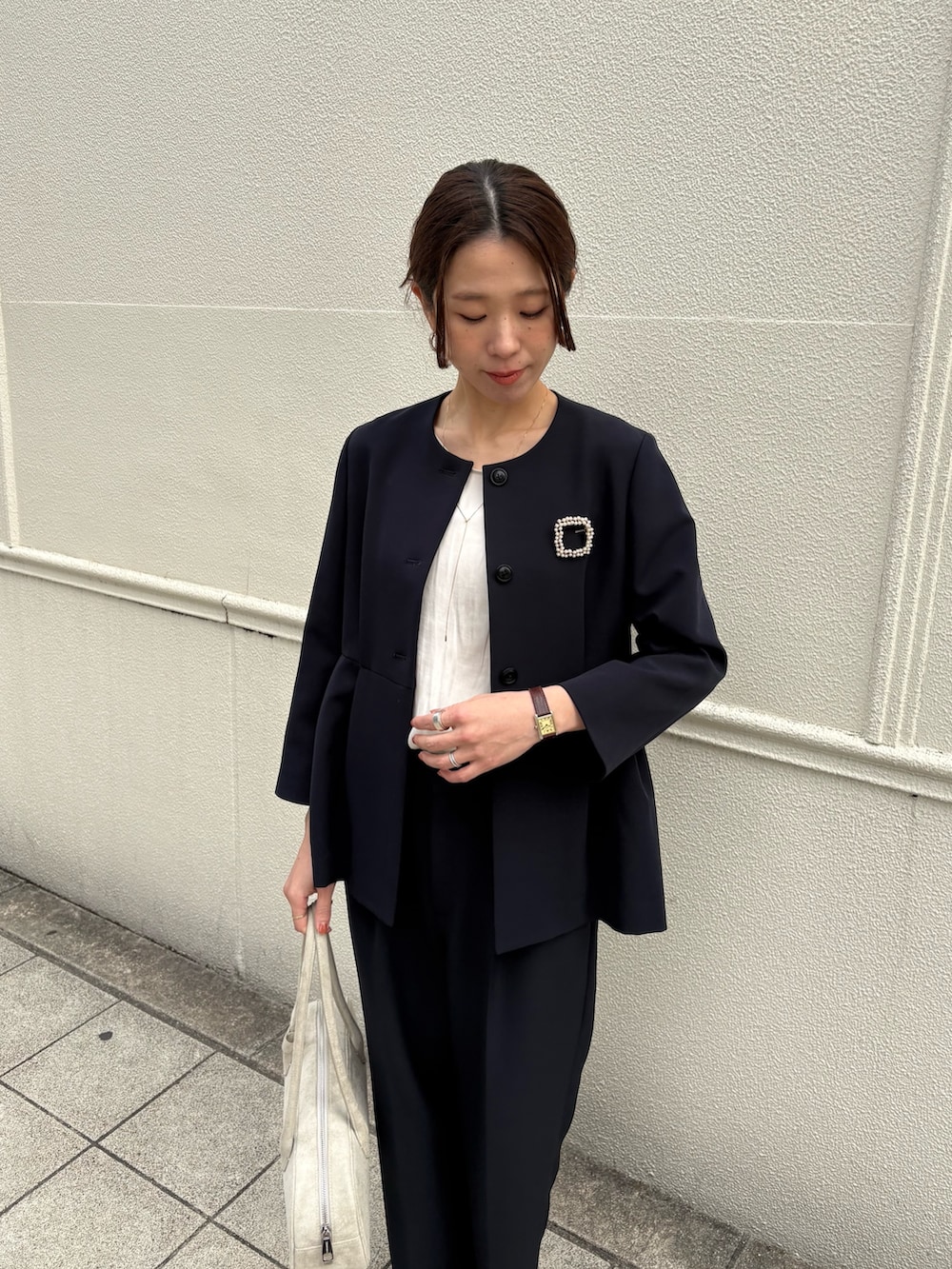 ブルー系のノーカラージャケット、ブルー系のその他パンツ、ブラック系のパンプスを着用したレディースの冬コーディネートの3枚目の写真