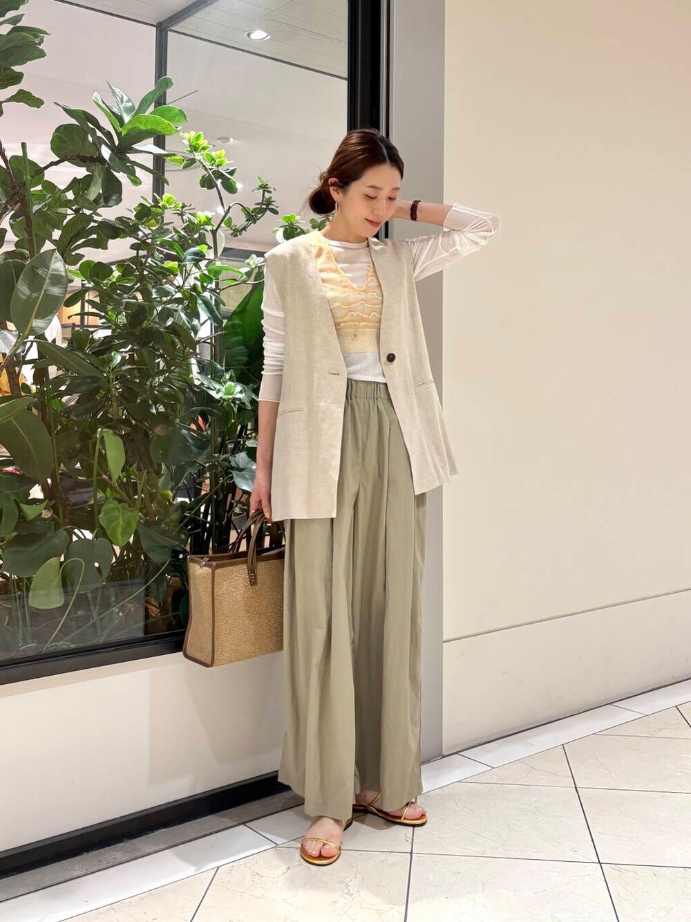 ベージュ系のその他パンツ、ホワイト系のTシャツ/カットソー、ベージュ系のその他アウターを着用したレディースの春コーディネートの2枚目の写真