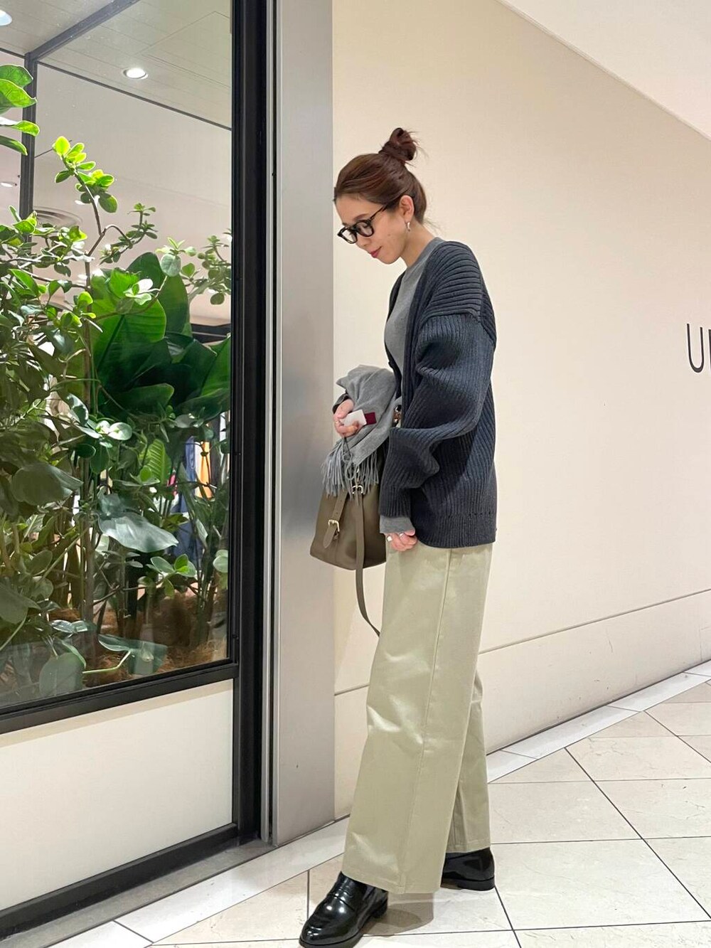 ベージュ系のその他パンツ、グレー系のカーディガン/ボレロ、ベージュ系のボストンバッグを着用したレディースの冬コーディネートの2枚目の写真