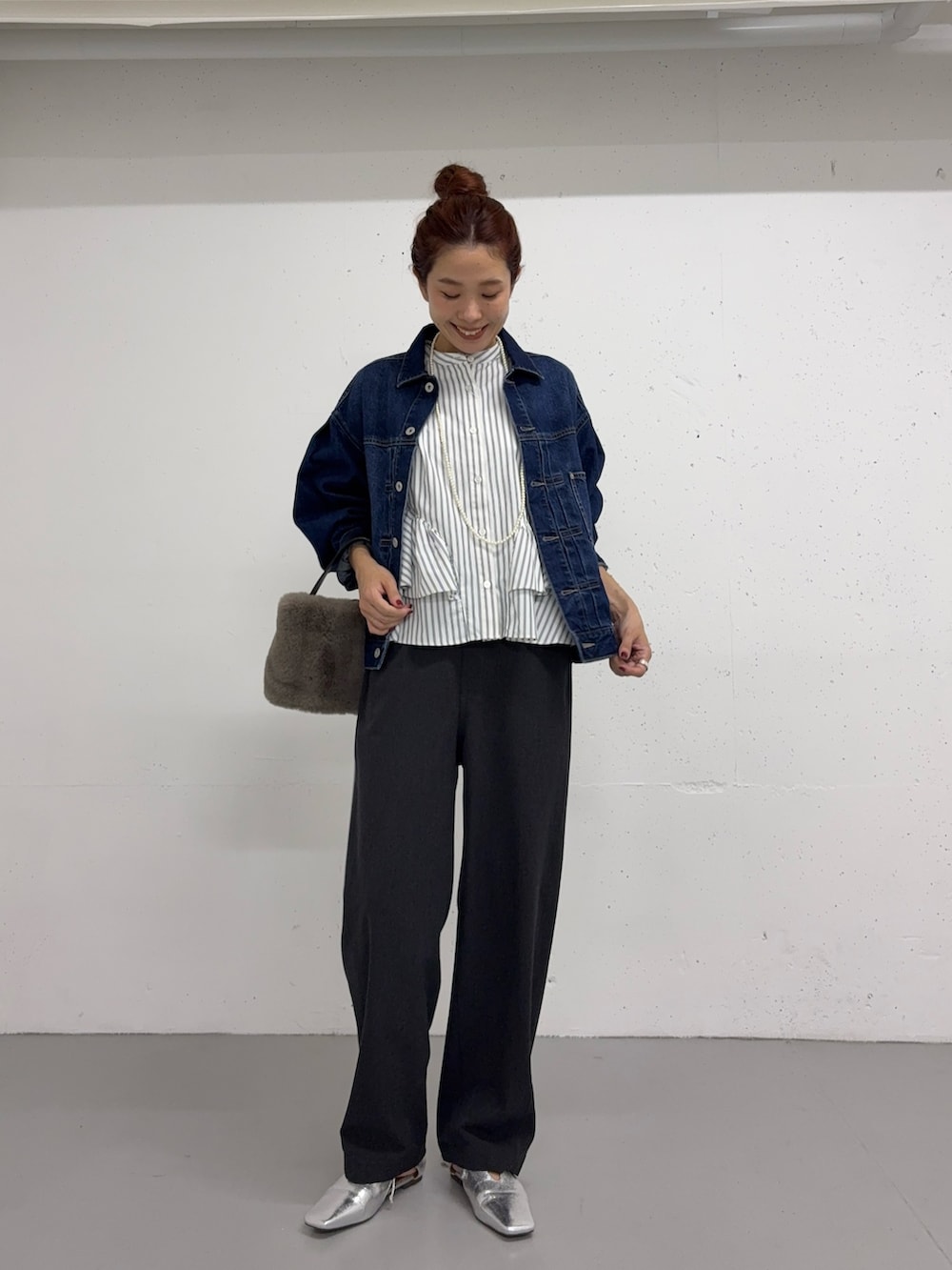 ホワイト系のシャツ/ブラウス、シルバー系のパンプス、ブルー系のデニムジャケットを着用したレディースの夏コーディネートの4枚目の写真