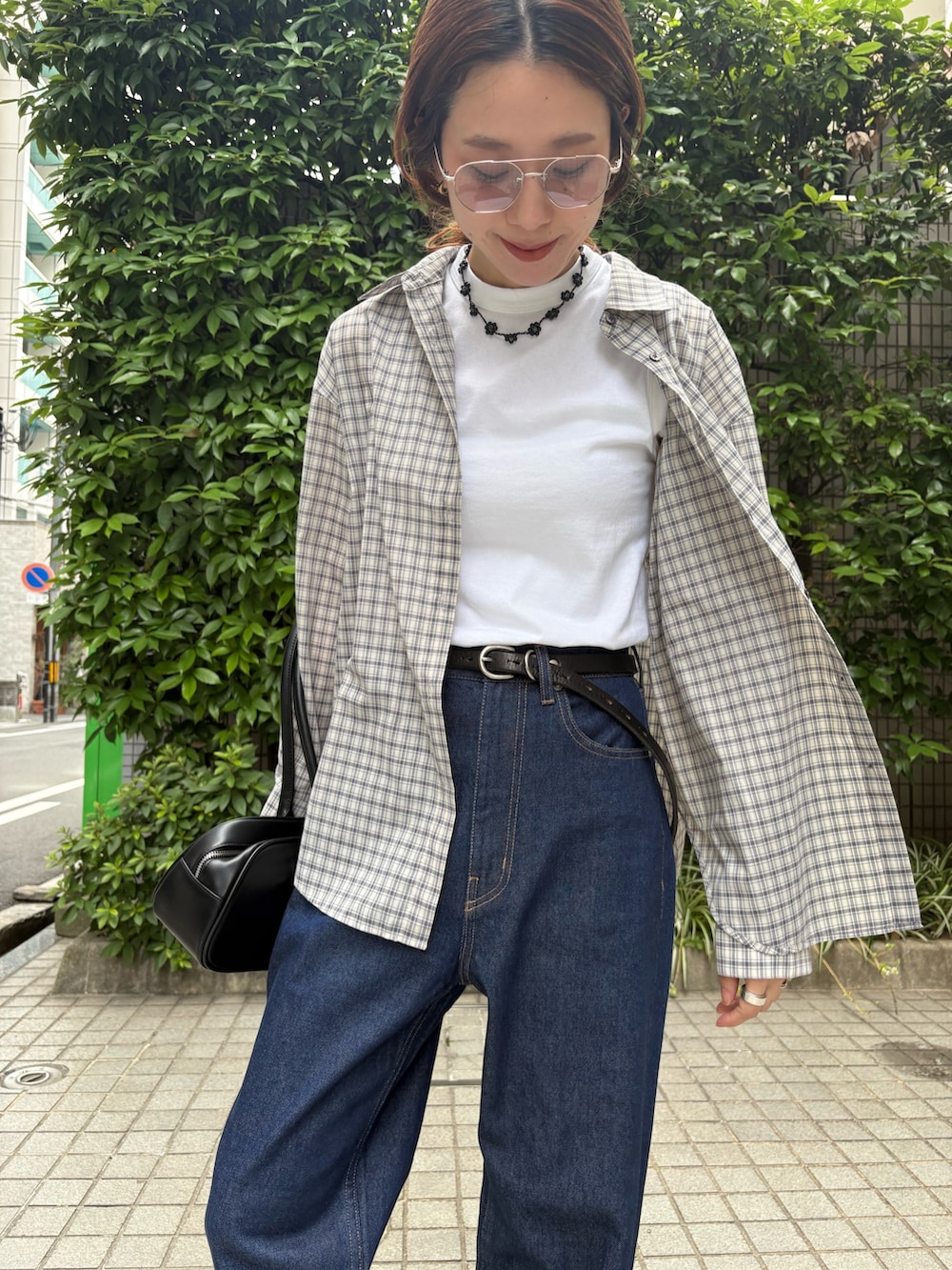 ブルー系のデニムパンツ、ブラック系のショルダーバッグ、ホワイト系のタンクトップを着用したレディースの夏コーディネートの10枚目の写真